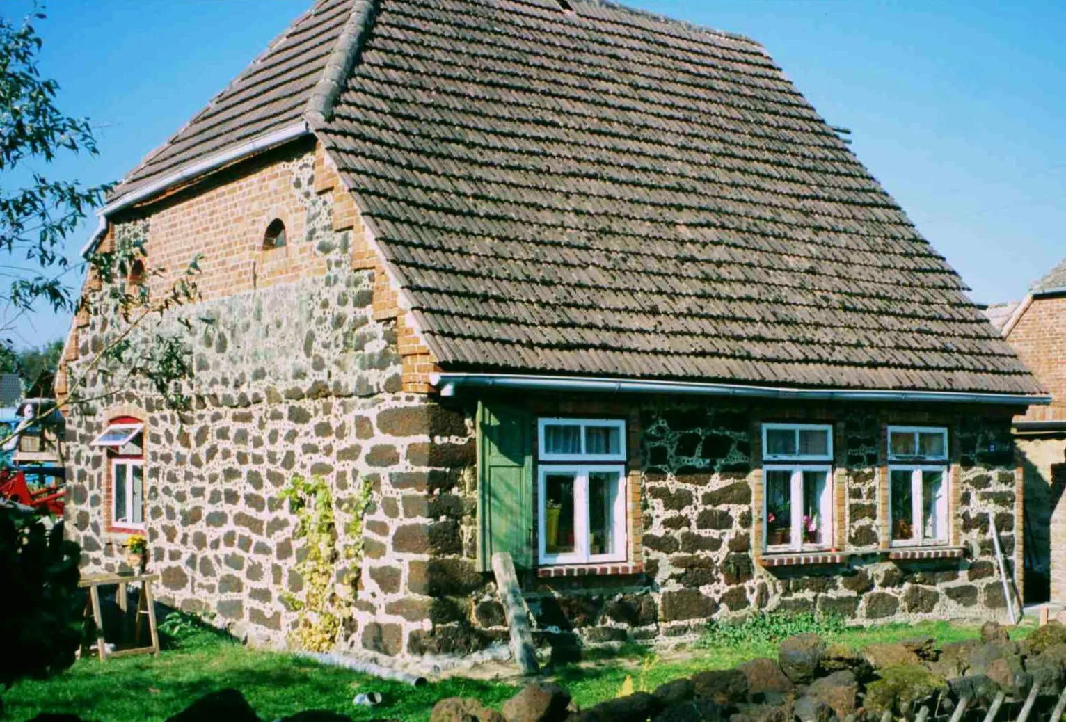 Photo showing: Haus aus Raseneisenstein erbaut, Bresegard bei Eldena, Mecklenburg-Vorpommern, Deutschland