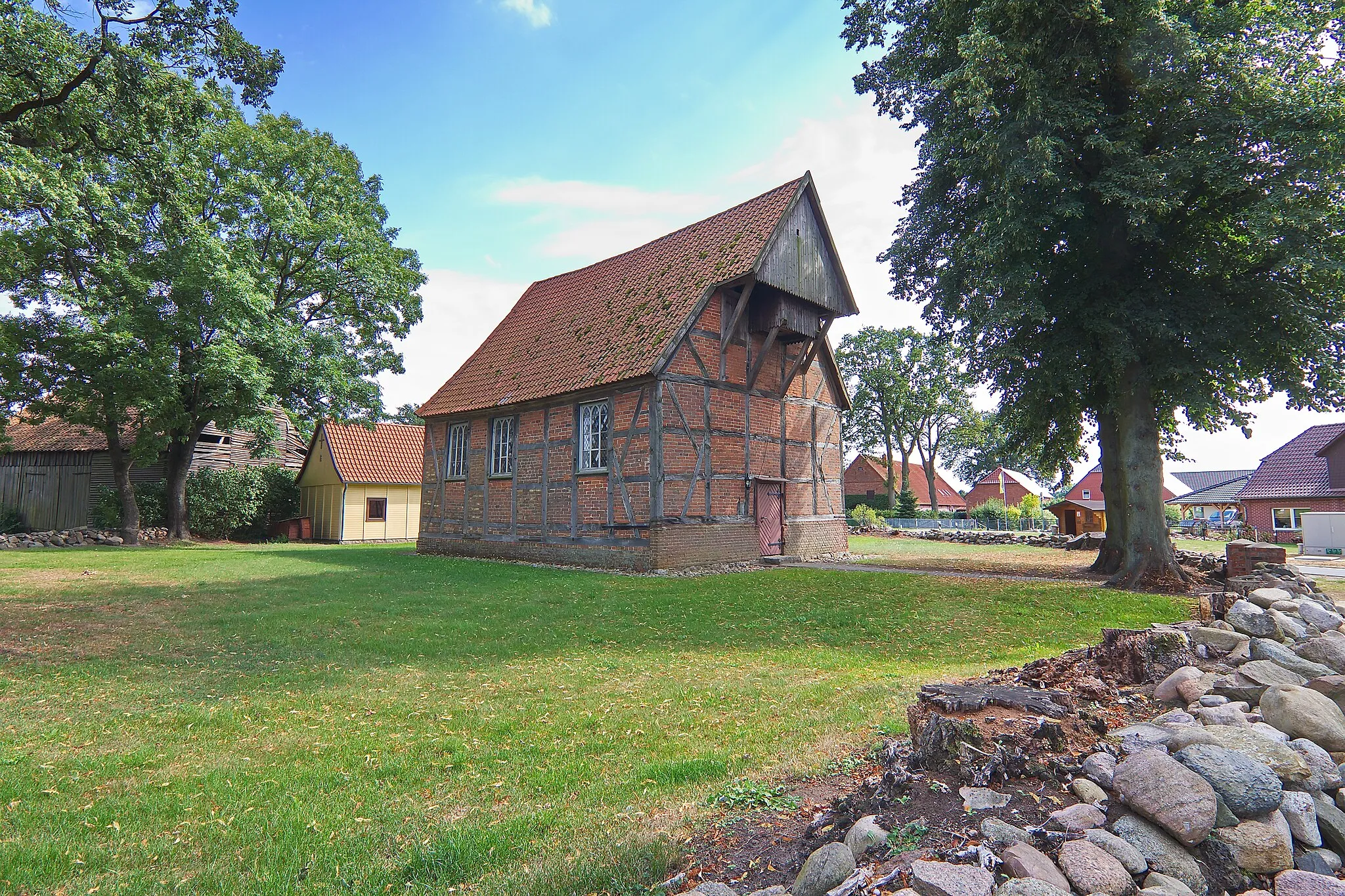 Photo showing: Die 1999 sanierte und renovierte Fachwerkkirche gehört zur Kirchengemeinde Grabow in Mecklenburg-Vorpommern