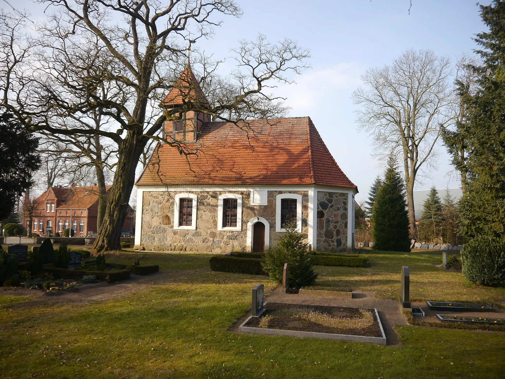 Photo showing: The evangelical-Lutheran church in Stolpe, Parchim looking north.