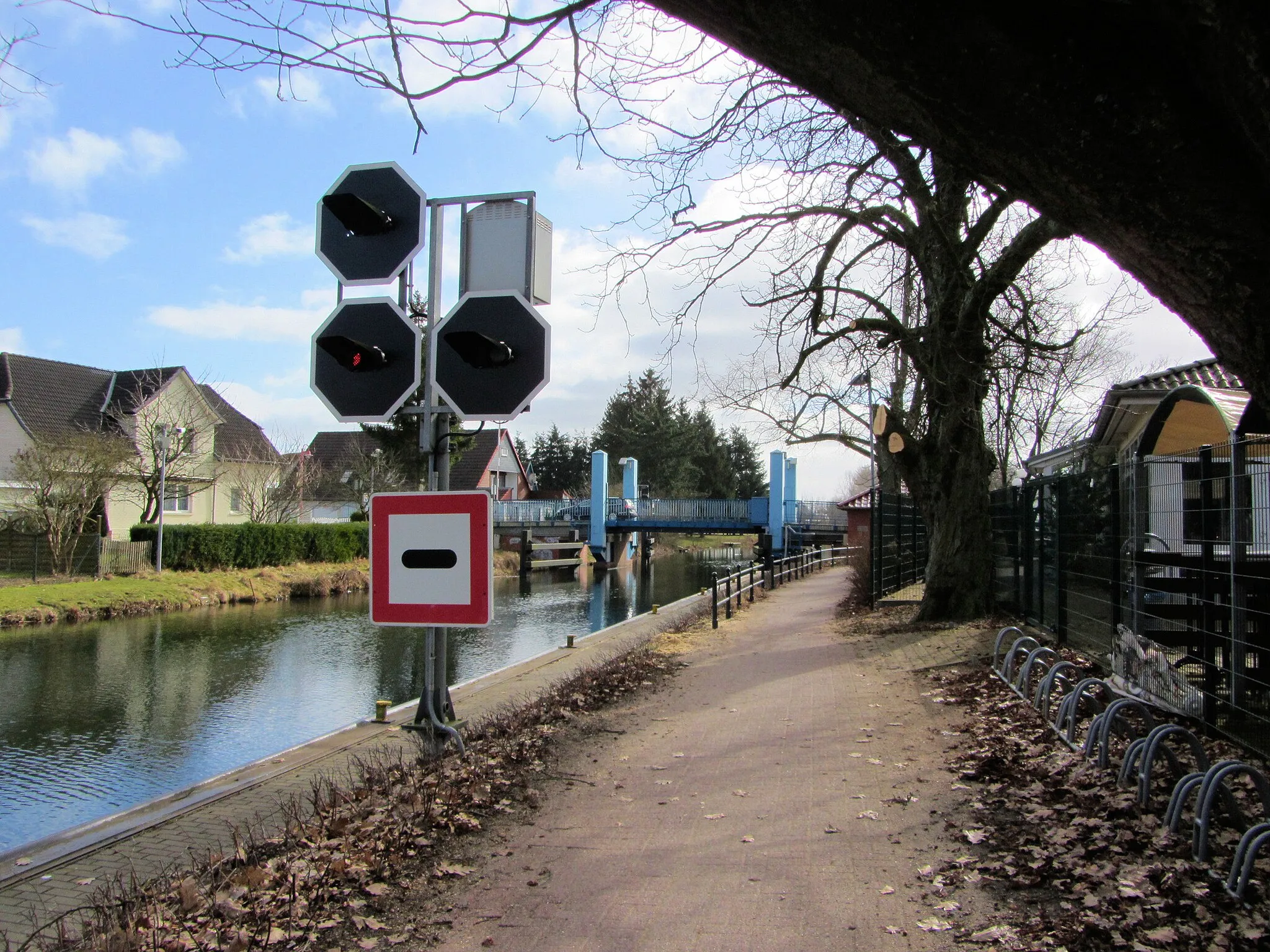 Photo showing: Vertical-lift bridge over the Stör river in Plate, district Ludwigslust-Parchim, Mecklenburg-Vorpommern, Germany