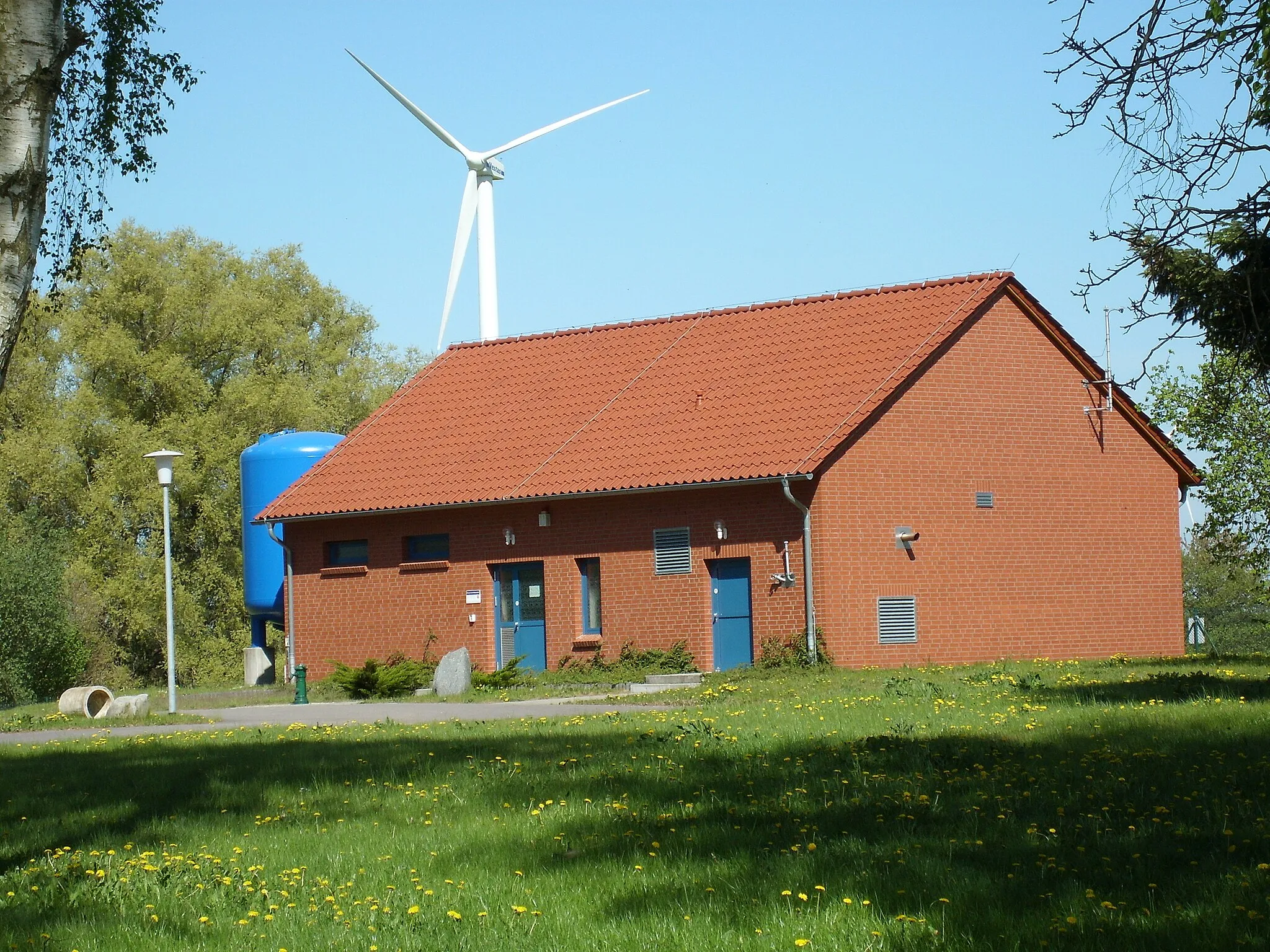 Photo showing: Gebäude des Wasserwerks Hohenmühl (betrieben von den Wasserwerken Greifswald) im Weitenhagener Ortsteil Helmshagen II