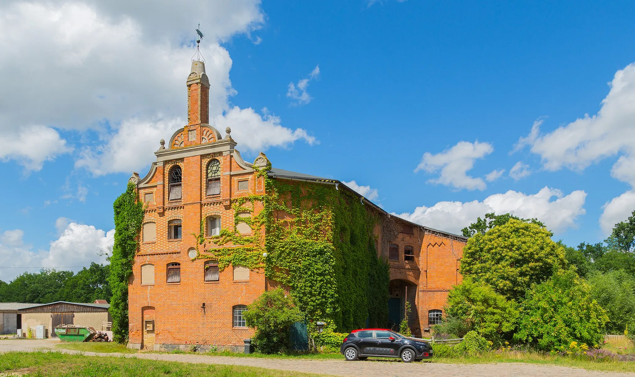 Photo showing: Storehouse of the former Bristow country estate (Gutshof) in Bristow, district of Schorssow, Landkreis Rostock, Mecklenburg-Western Pomerania, Germany. It is a listed cultural heritage monument.