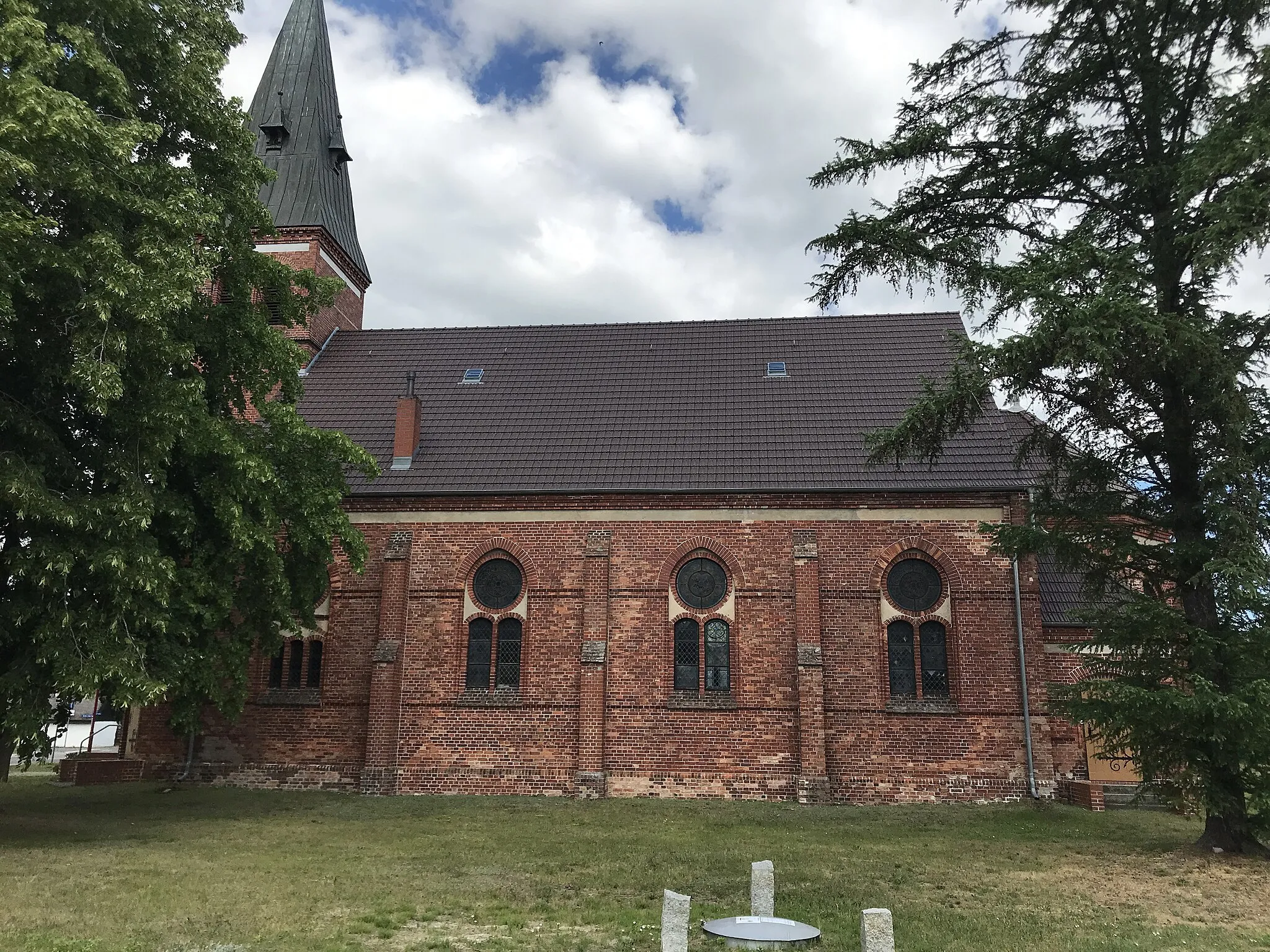 Photo showing: Die Kirche St. Johannis ist eine Saalkirche aus dem Jahr 1899 in Hintersee, einer Gemeinde im Landkreis Vorpommern-Greifswald in Mecklenburg-Vorpommern. Die Kirchenausstattung stammt aus der Bauzeit.