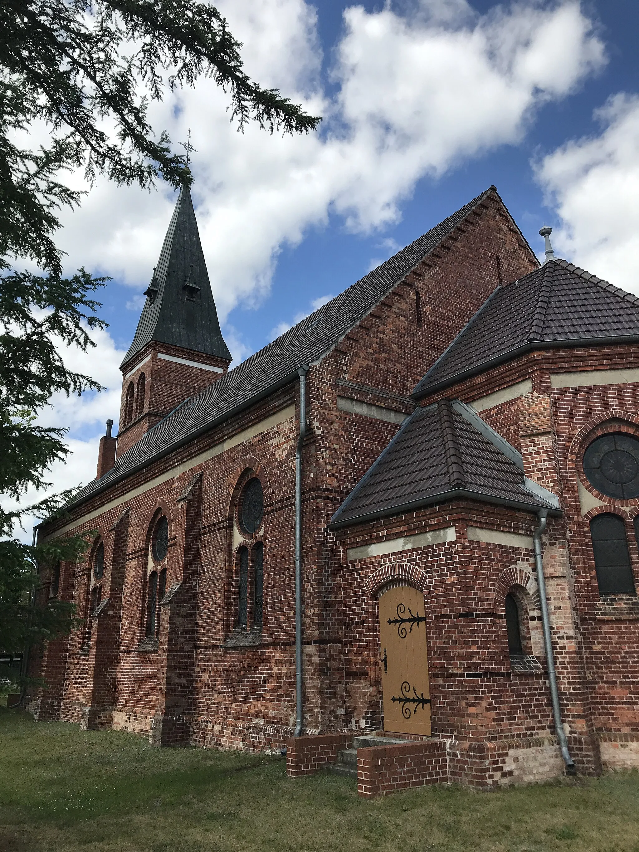 Photo showing: Die Kirche St. Johannis ist eine Saalkirche aus dem Jahr 1899 in Hintersee, einer Gemeinde im Landkreis Vorpommern-Greifswald in Mecklenburg-Vorpommern. Die Kirchenausstattung stammt aus der Bauzeit.