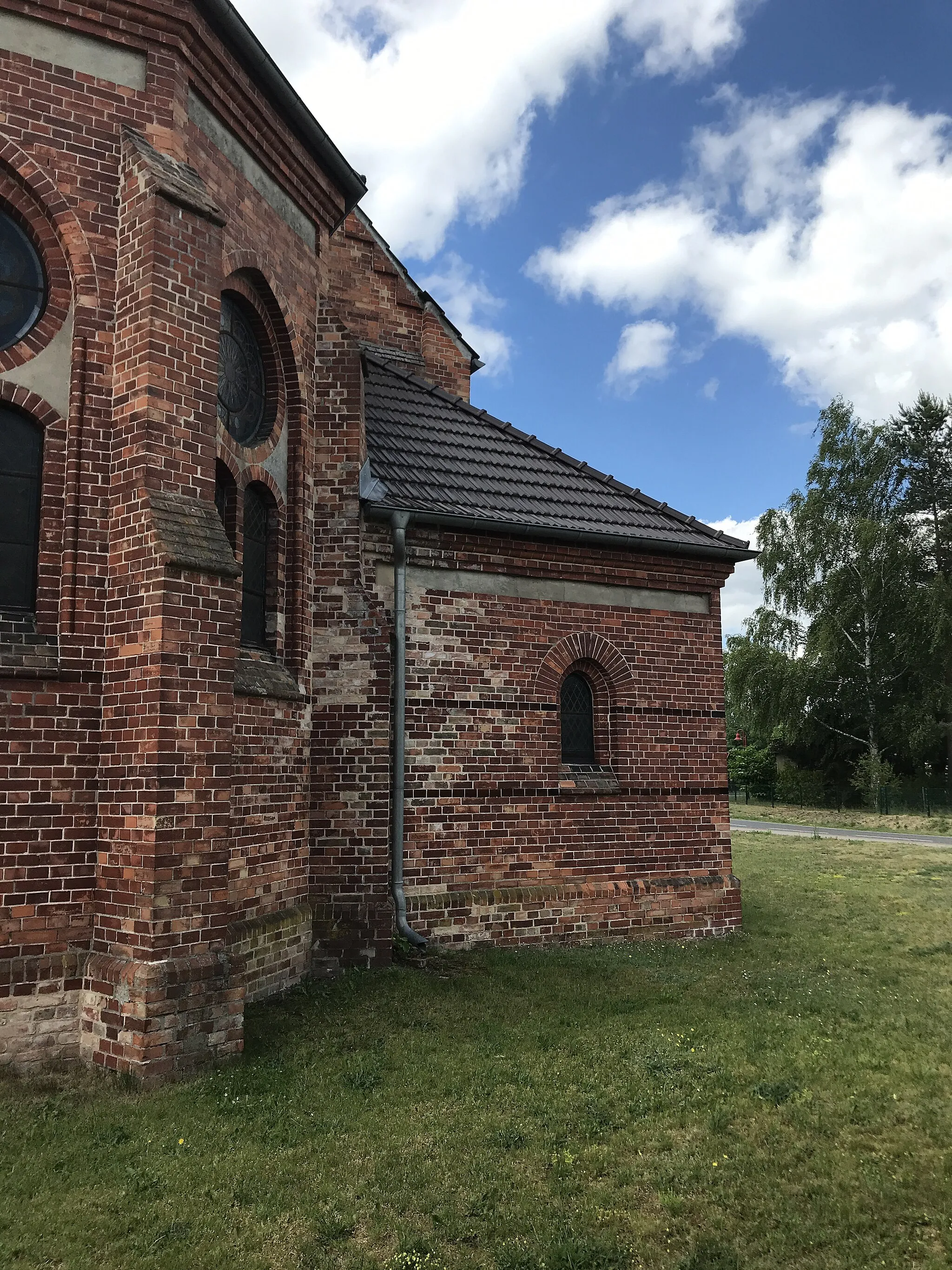 Photo showing: Die Kirche St. Johannis ist eine Saalkirche aus dem Jahr 1899 in Hintersee, einer Gemeinde im Landkreis Vorpommern-Greifswald in Mecklenburg-Vorpommern. Die Kirchenausstattung stammt aus der Bauzeit.