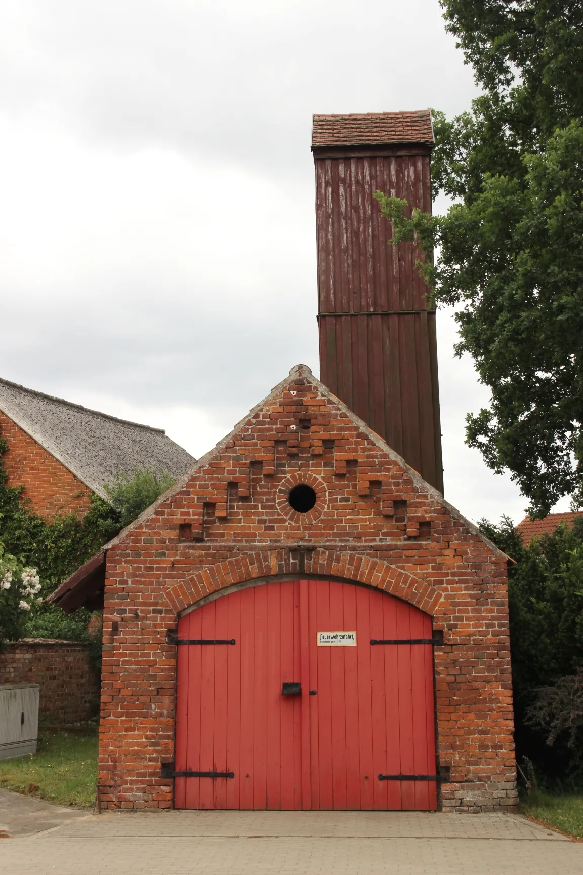 Photo showing: Ehemaliges Feuerwehrgerätehaus der Freiwilligen Feuerwehr Barkow, (Barkhagen), Schlauchturm fertiggestellt 1961