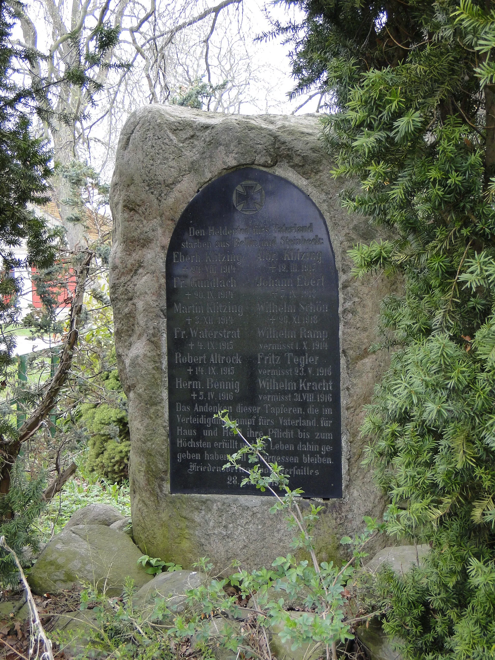 Photo showing: War memorial 1914/18 in front of the gate house in Bellin, district Rostock, Mecklenburg-Vorpommern, Germany