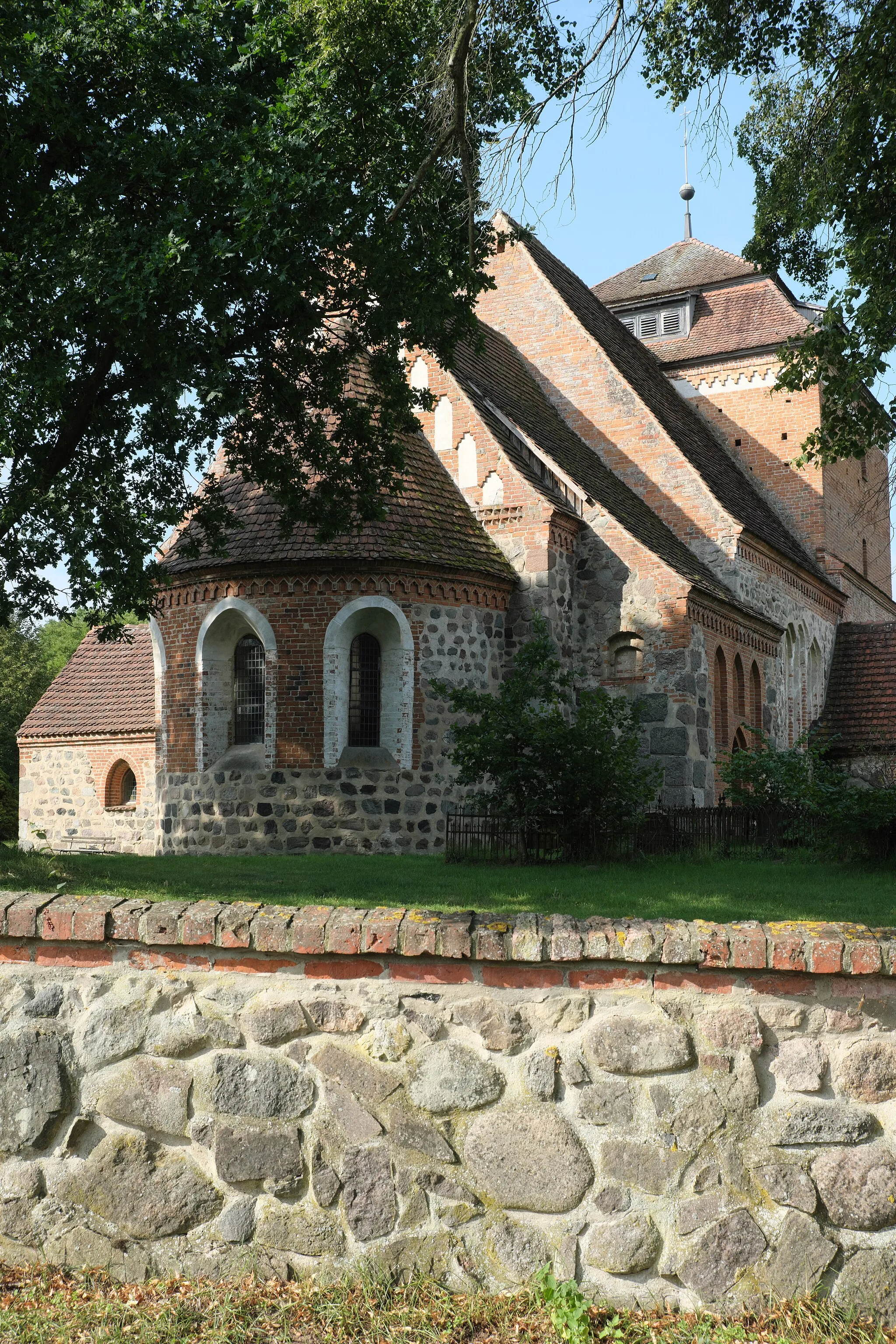 Photo showing: Evangelische Dorfkirche in Bellin (Krakow am See) im Landkreis Rostock in Mecklenburg-Vorpommern/Deutschland