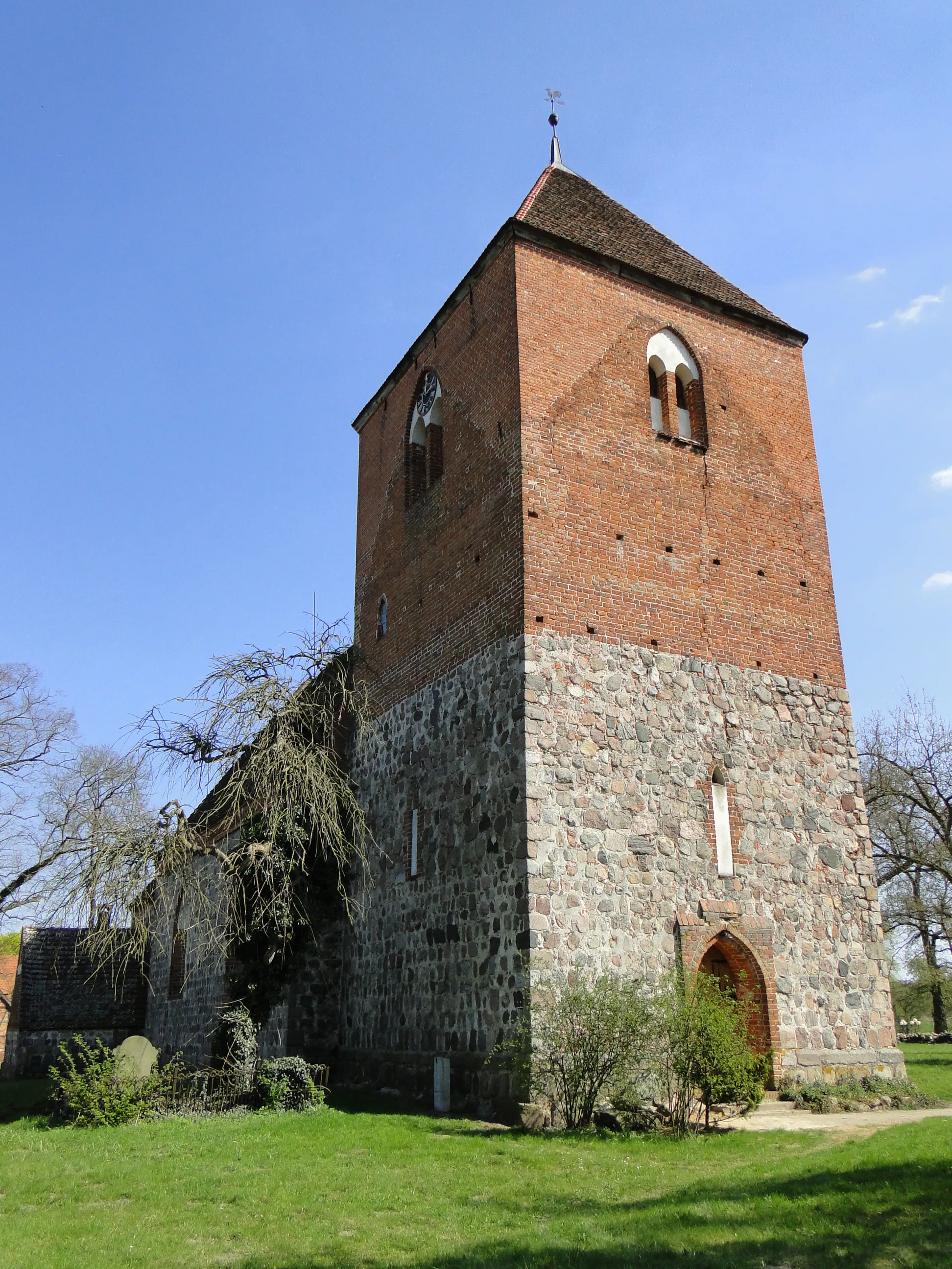 Photo showing: Church in Lohmen, district Güstrow, Mecklenburg-Vorpommern, Germany