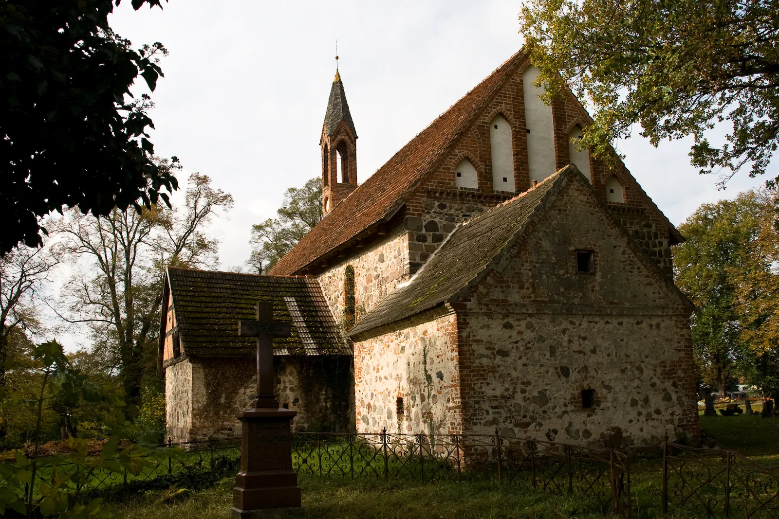 Photo showing: Rückansicht der Satower Kirche aus ostlicher Richtung