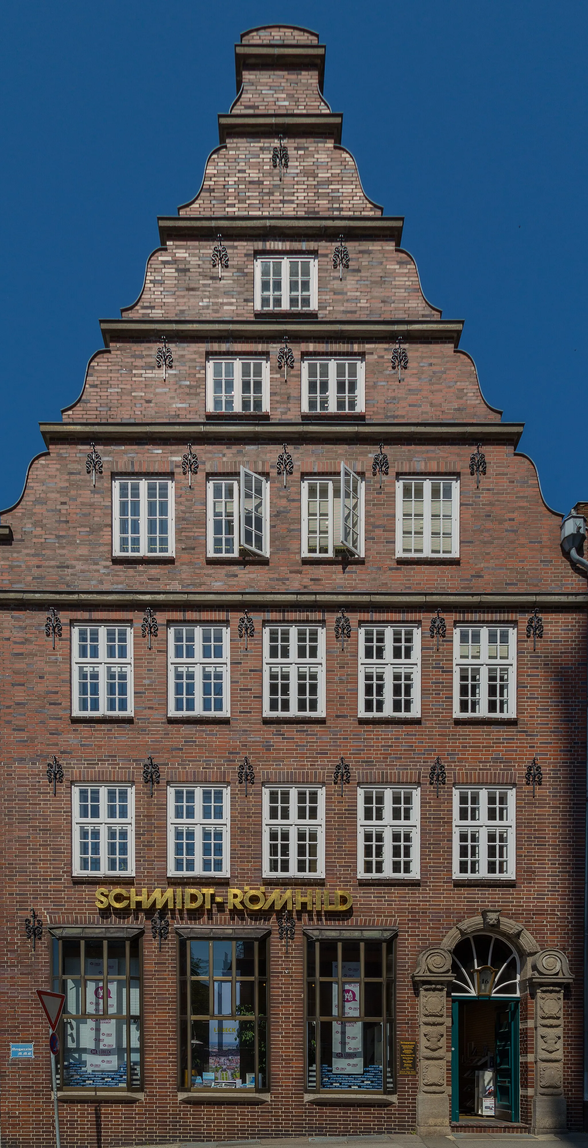 Photo showing: The Schmidt-Römhild publishing building, 16 Meng Street (Mengstraße 16) in the Hanseatic City of Lübeck (Lübeck-Altstadt), Lübeck, Schleswig-Holstein, Germany.