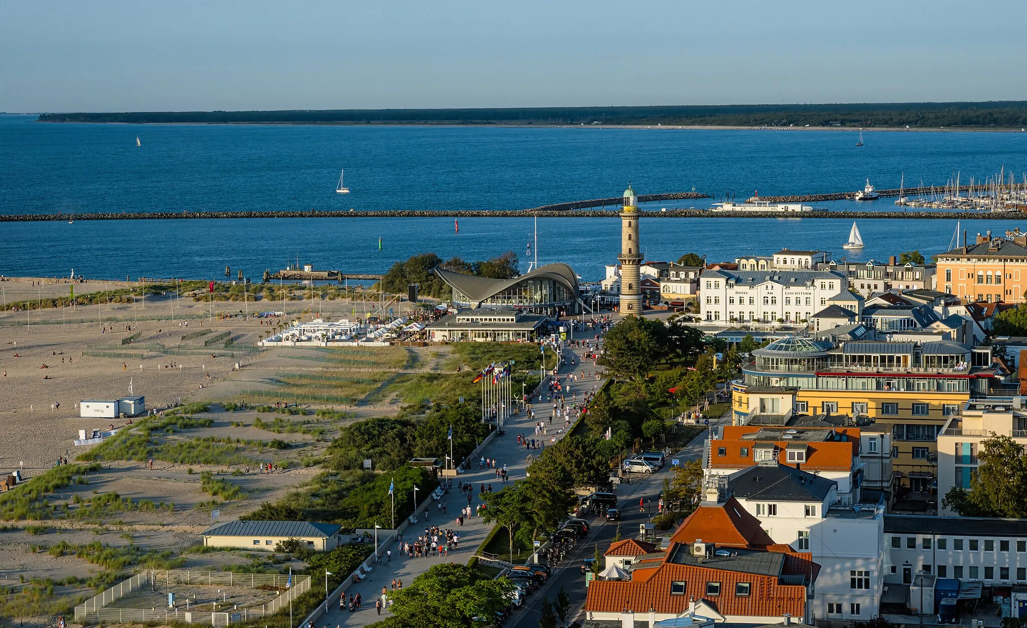 Photo showing: View of the sea promenade, Lighthouse and "Teapot", Warnemünde, Mecklenburg-Vorpommern, Germany.