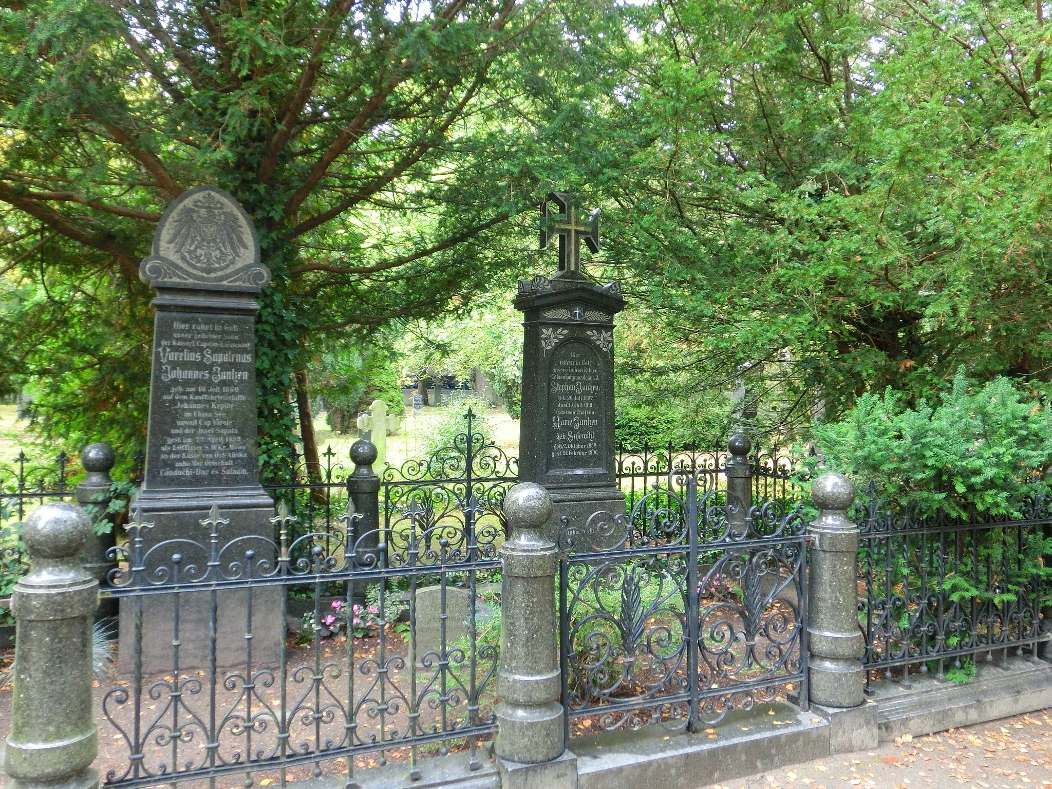 Photo showing: Rostock - Warnemünde, Alter Friedhof, Grabstelle des Stephan Jantzen, 1913, Baudenkmal