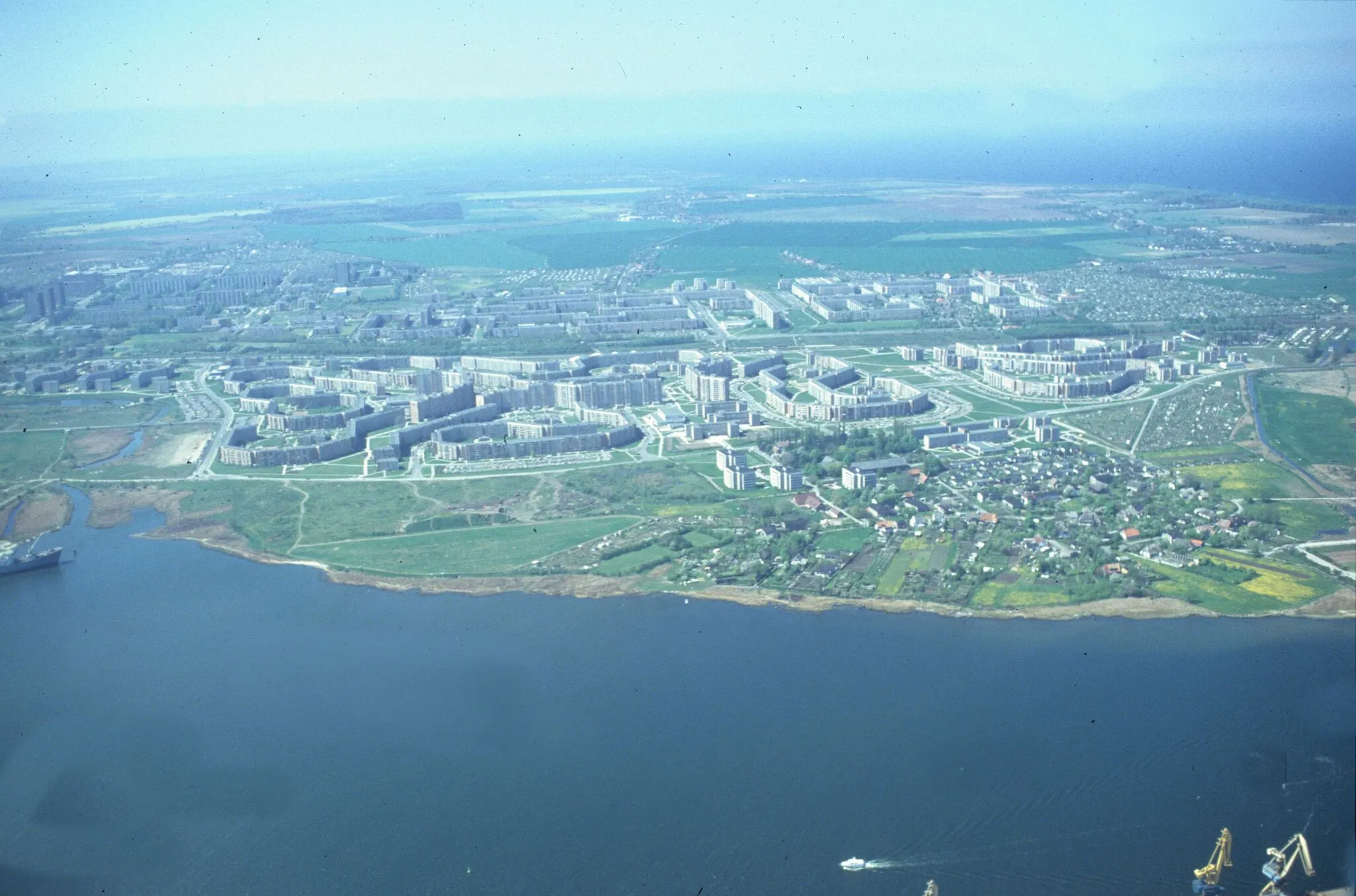 Photo showing: Gross-Klein, Plattenbausiedlung nördlich von Rostock, Blick nach Westen (Befliegung der Ostseeküste nach Wiedervereinigung, HBdia02930)