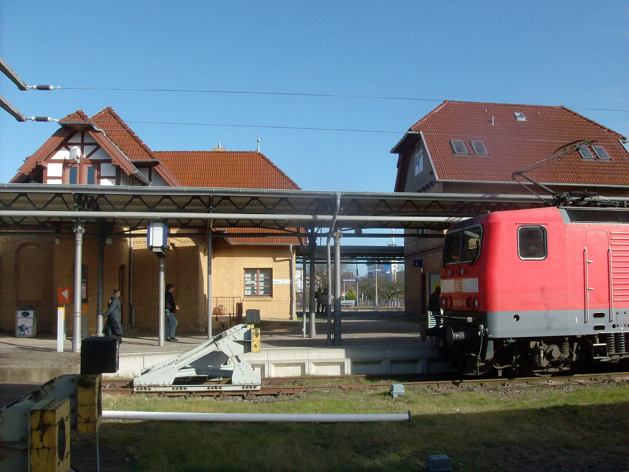 Photo showing: Platform of the Warnemünde Railway Station, Rostock-Warnemünde, Germany with S-Bahn train to Rostock