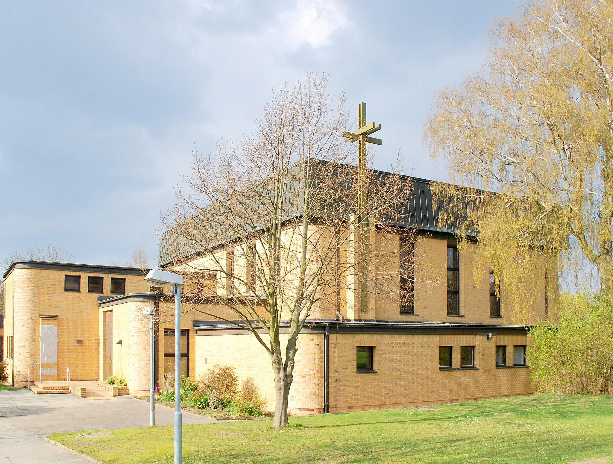 Photo showing: Die St. Thomas Morus Kirche in Rostock, Stadtteil Evershagen. Sie ist ein katholisches & evangelischen Gotteshaus. Ehemaliger Pastor der Gemeinde ist u.a. Joachim Gauck (BP).