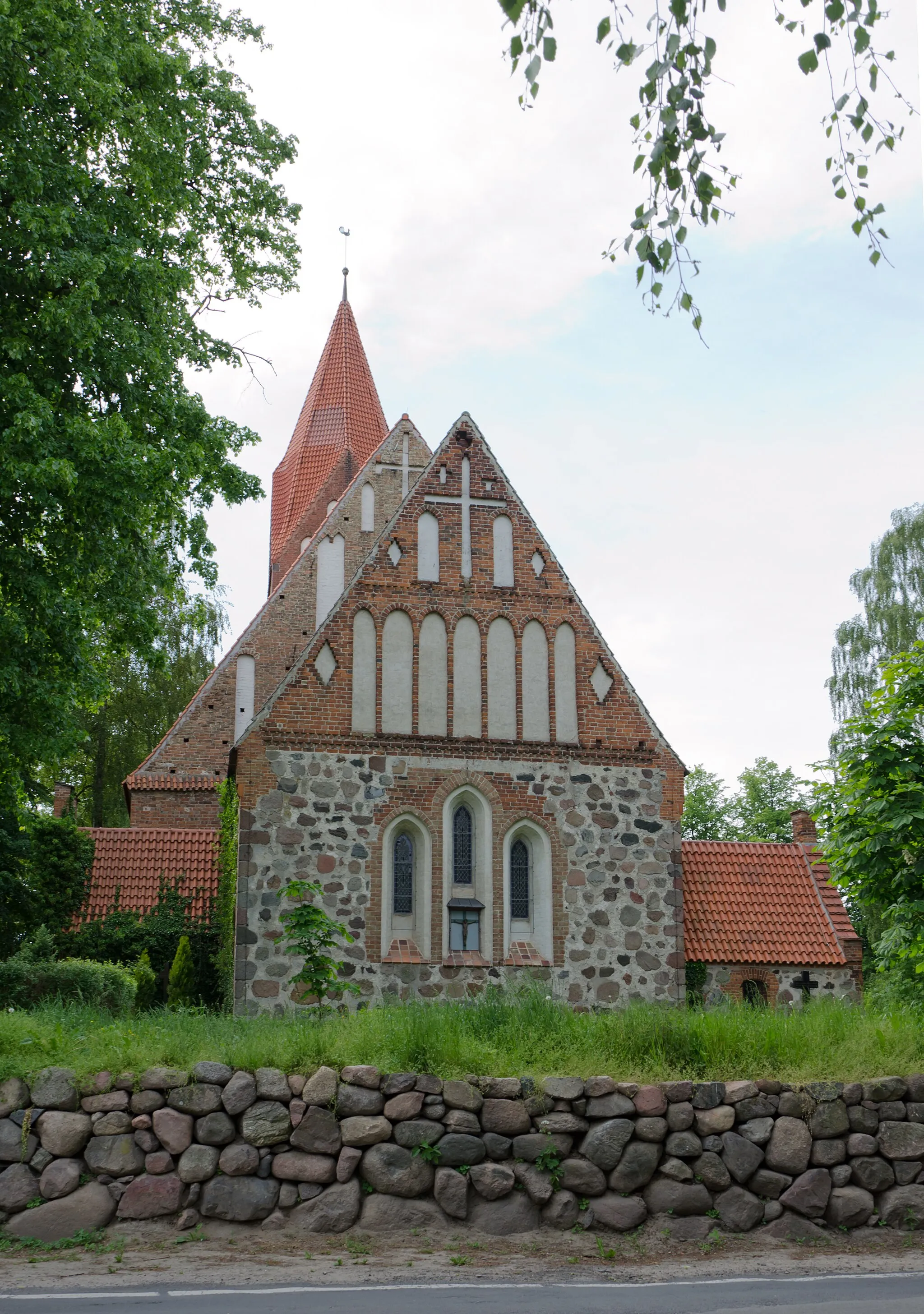 Photo showing: Kirche in Rostock-Biestow mit Feldsteinmauer