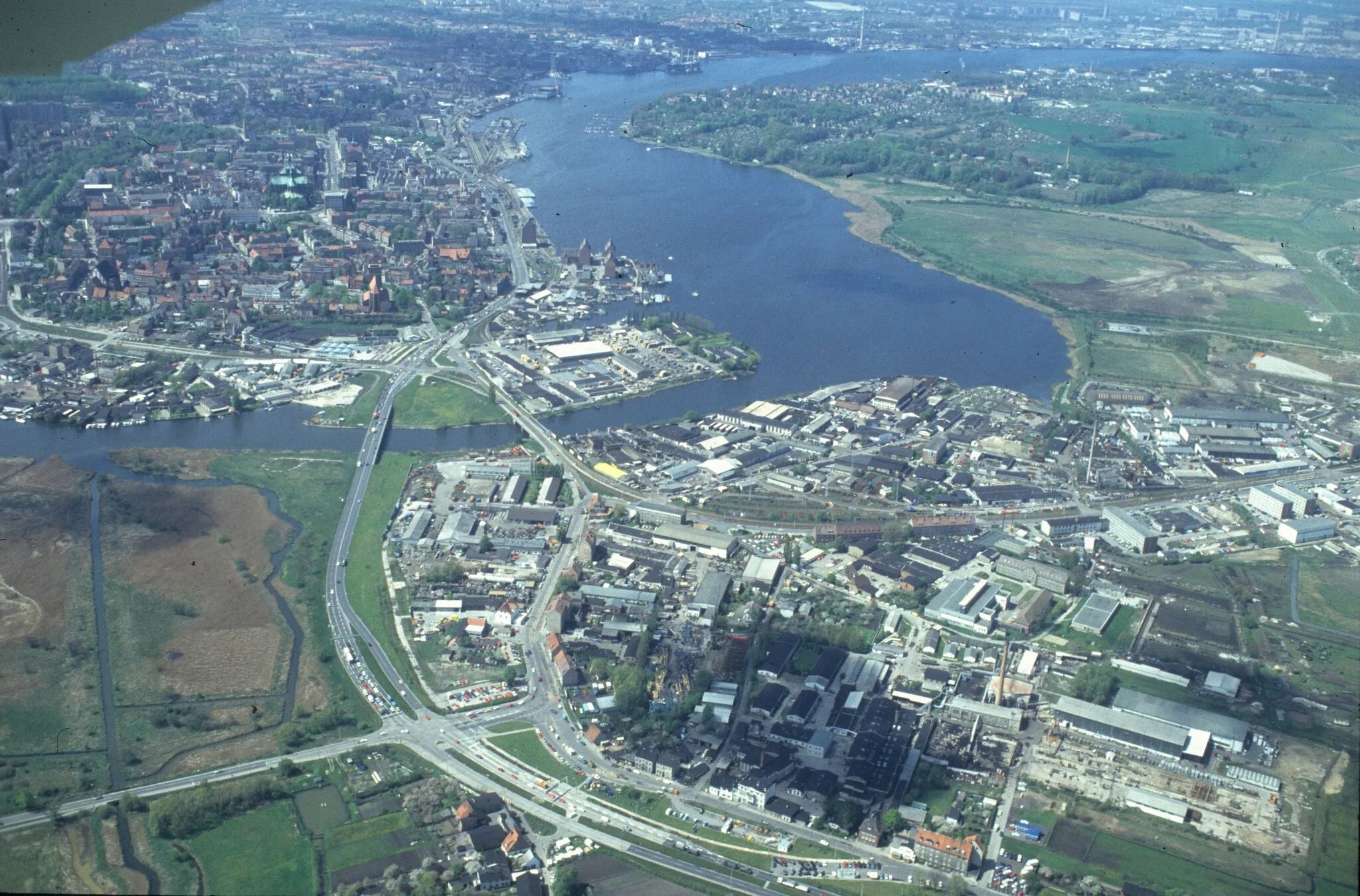 Photo showing: Rostock, Blick nach Westen (Befliegung der Ostseeküste nach Wiedervereinigung, HBdia02933)