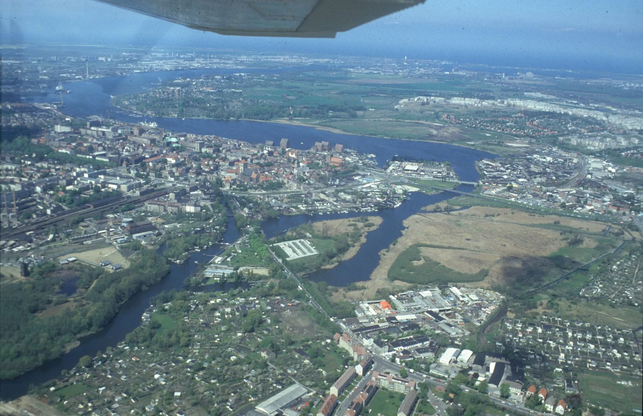 Photo showing: Rostock, Blick nach Nord-Nordwest (Befliegung der Ostseeküste nach Wiedervereinigung, HBdia02934)