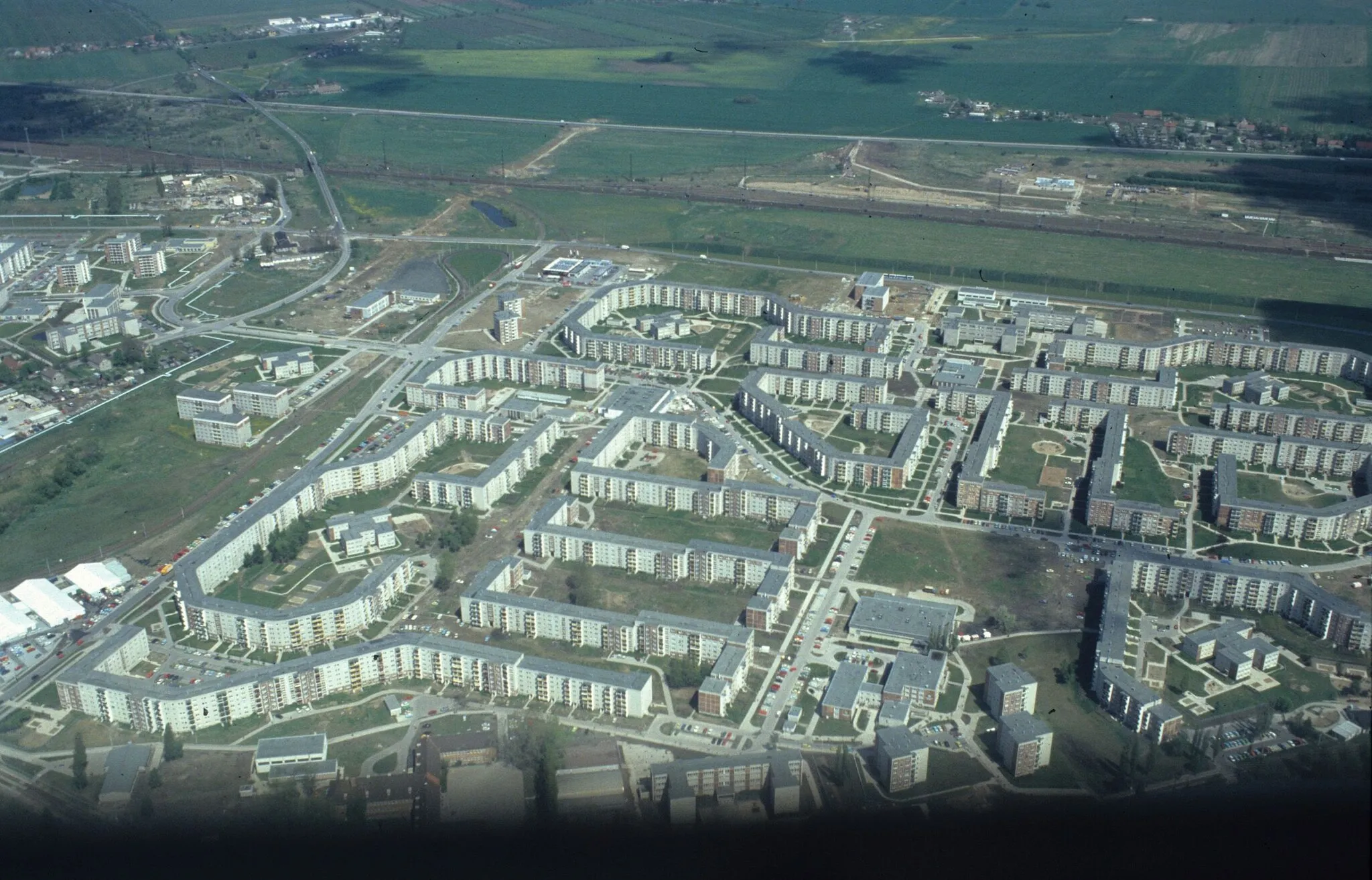 Photo showing: Rostock-Dierkow, Blick nach Nordost (Befliegung der Ostseeküste nach Wiedervereinigung, HBdia02932)