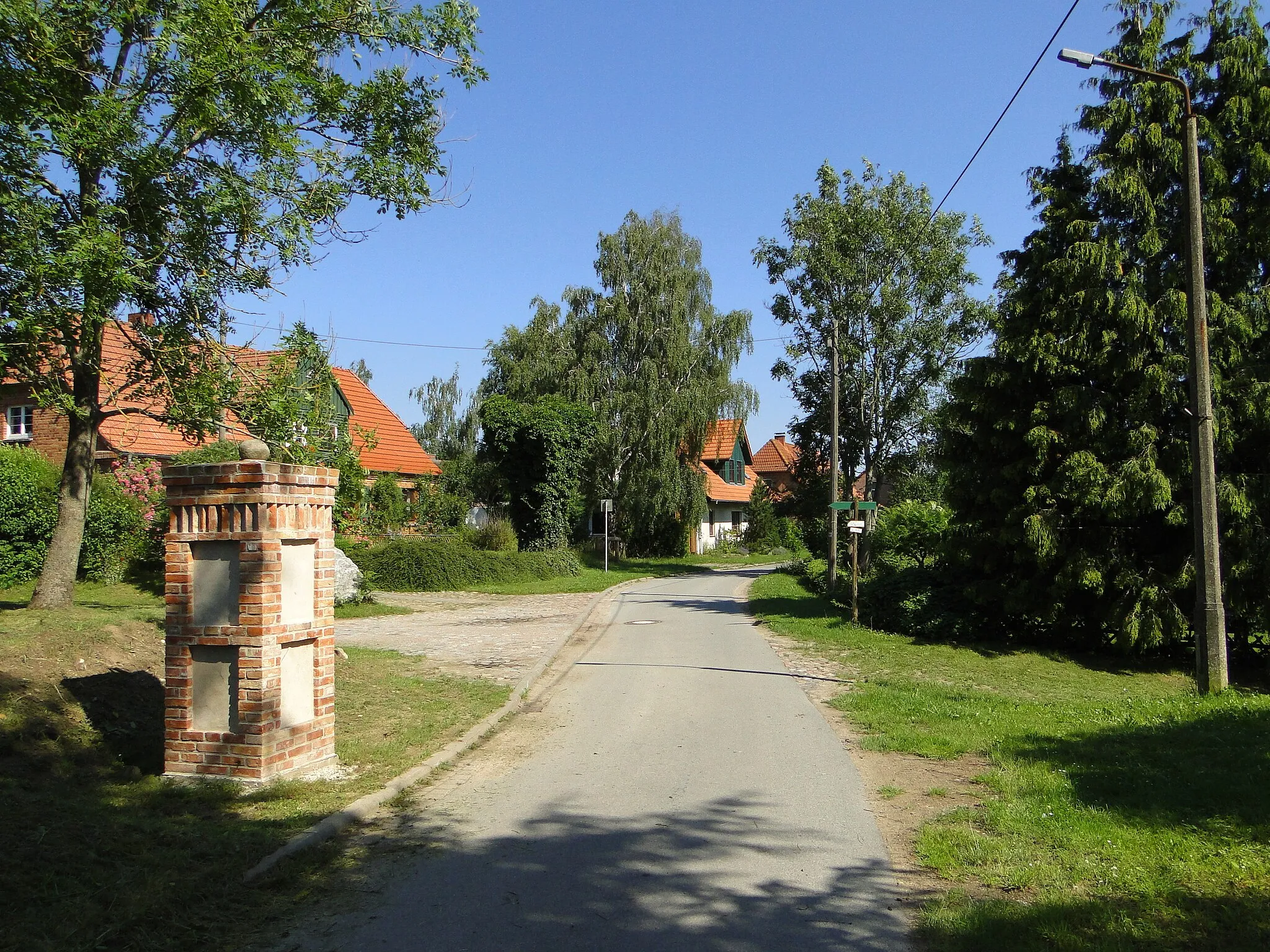Photo showing: Posts of former gate of manor in Rum Kogel, district Güstrow, Mecklenburg-Vorpommern, Germany