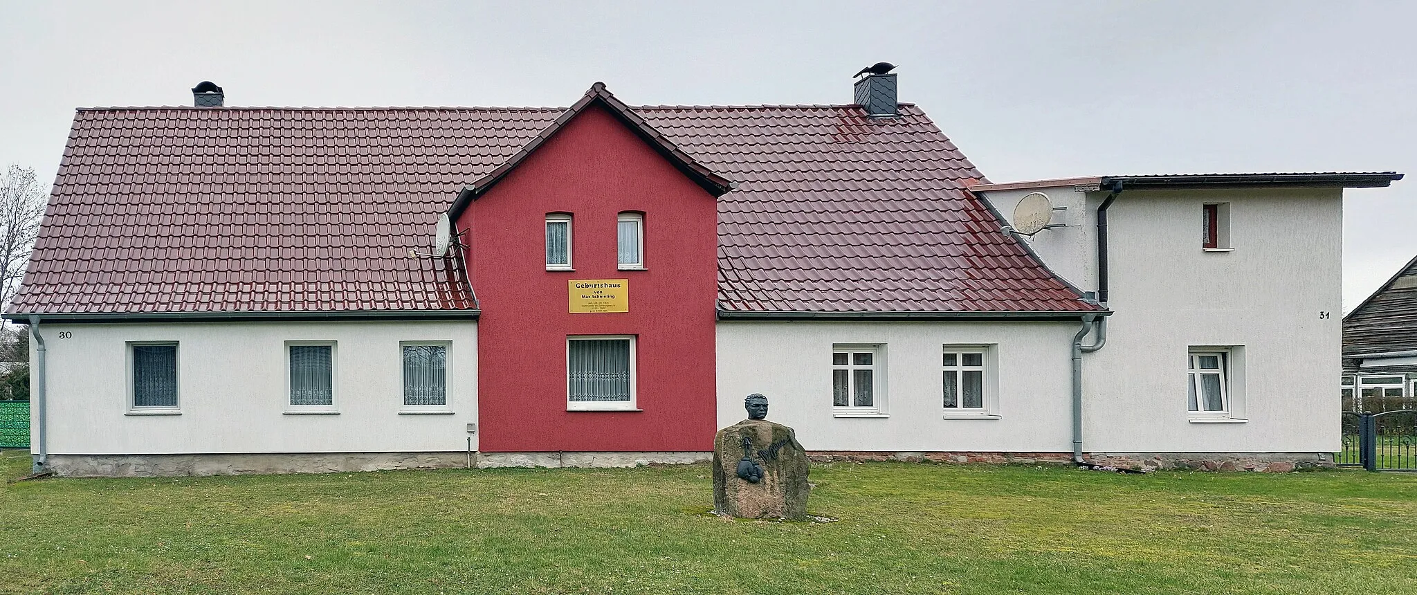 Photo showing: Memorial stone, Max Schmeling, Max-Schmeling-Straße 31, Klein Luckow, Germany