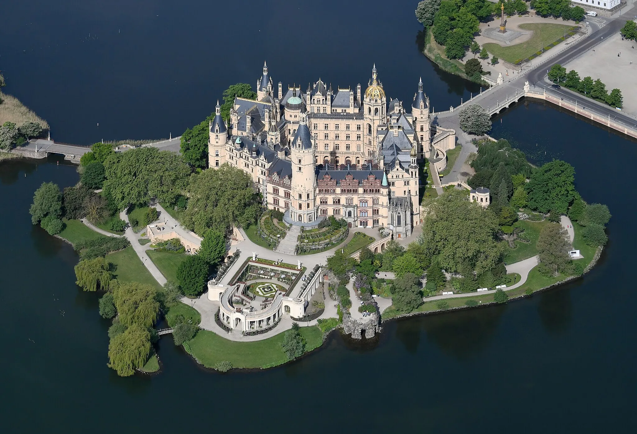 Photo showing: Aerial image of Schwerin Castle (view from the east)
