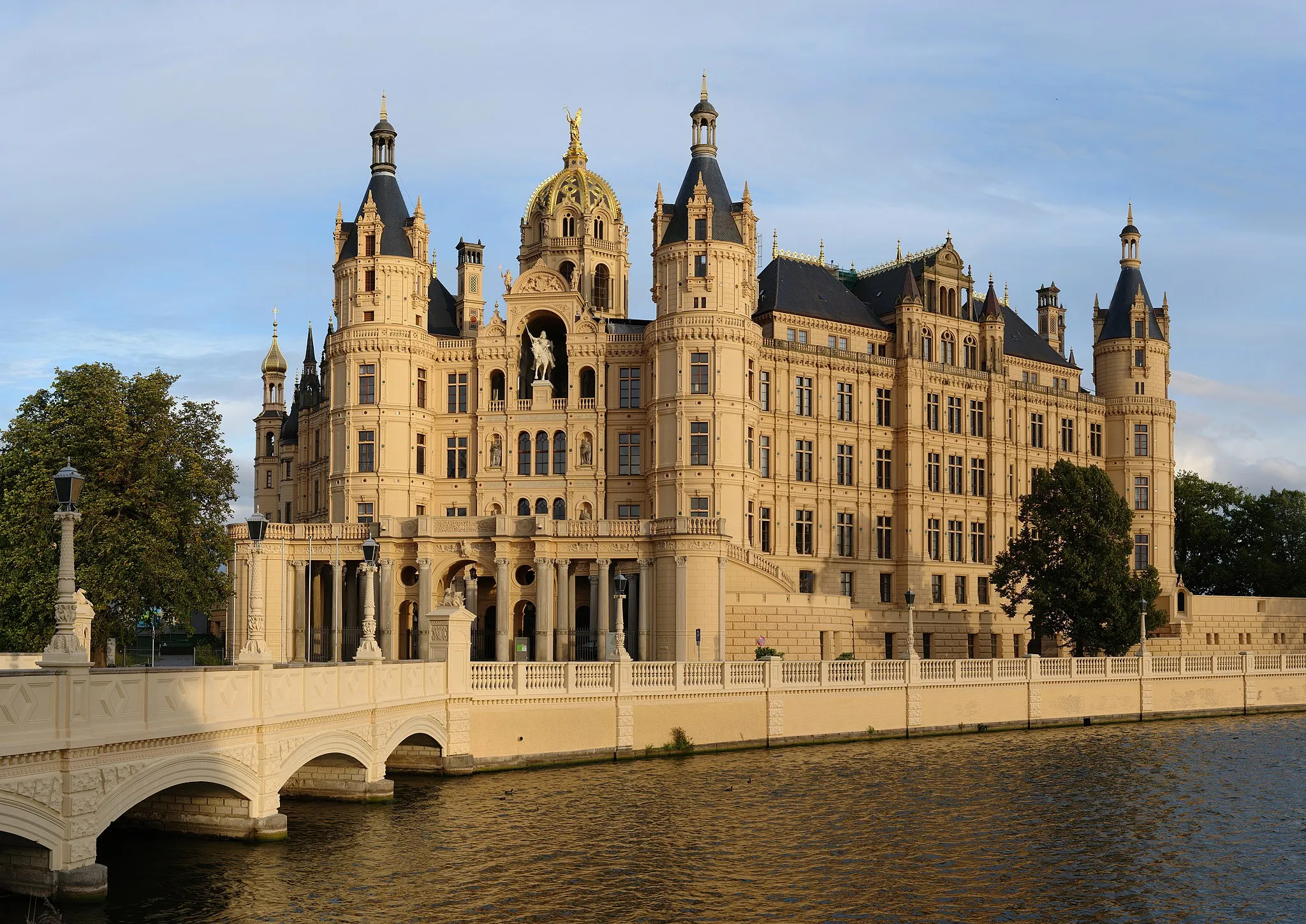 Photo showing: front aspect of Schwerin Castle, Germany