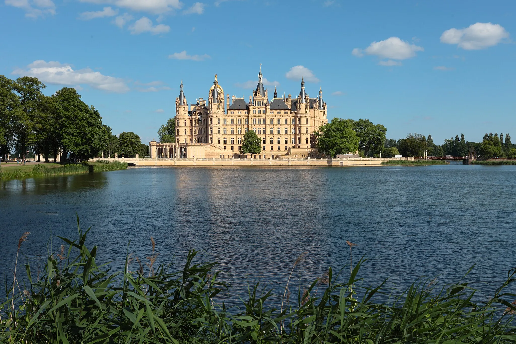 Photo showing: Schwerin Castle, seen from:
Heinrich-Mann-Straße 18, 19053 Schwerin

53.625016, 11.412599