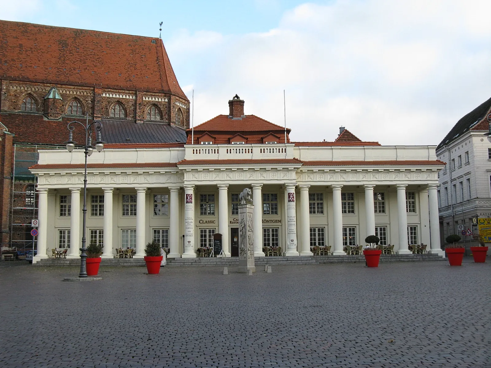 Photo showing: Column building at Market in Schwerin, Germany, Am Markt 1