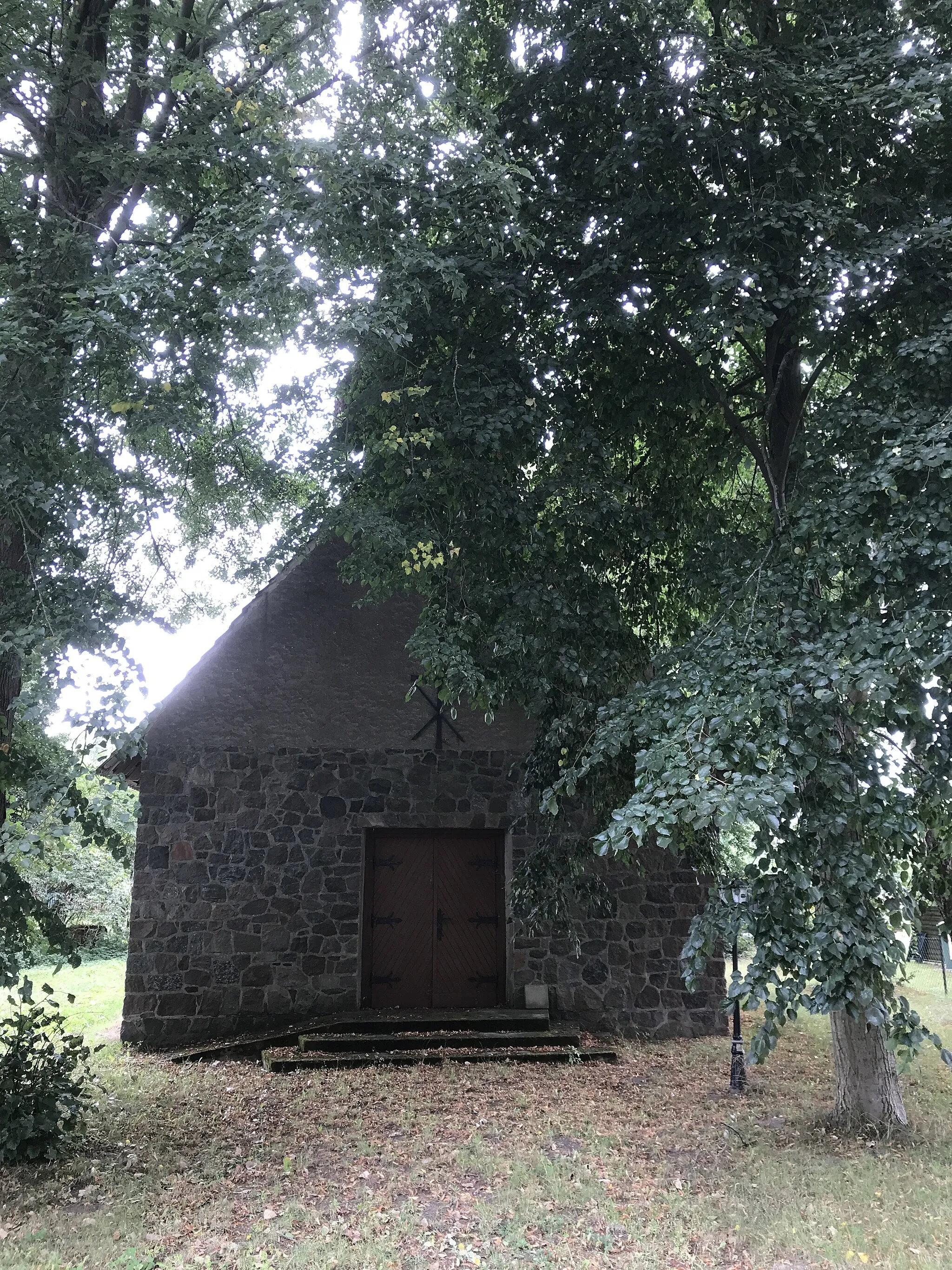 Photo showing: Die Kapelle Gremersdorf entstand im Jahr 1954 aus behauenen Feldsteinen. Die Kirchenausstattung ist schlicht.