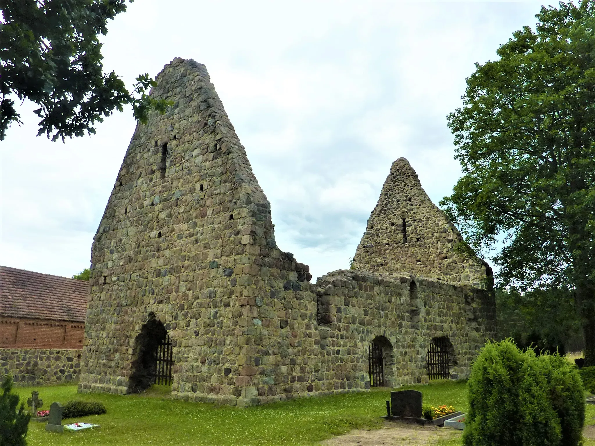 Photo showing: Kirchenruine Retzow bei Lychen