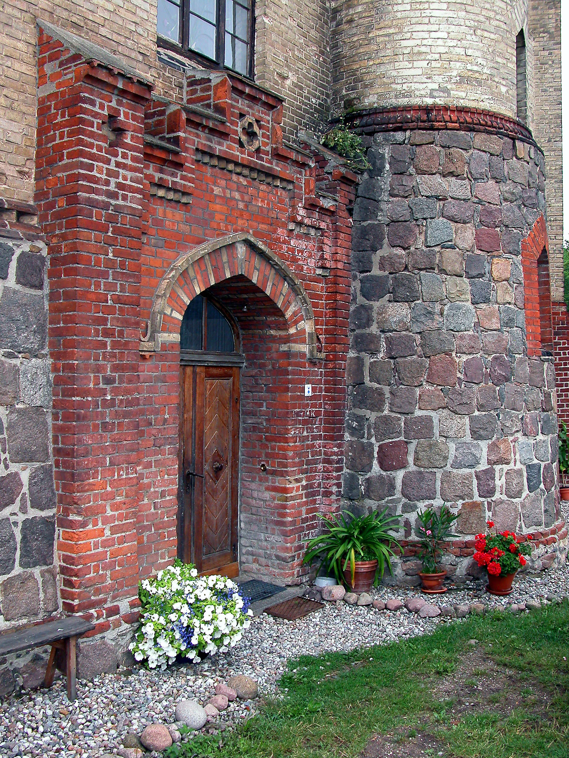 Photo showing: 05.07.2003  17194  Moltzow, Dorfstraße (GMP: 53.633036,12.573831): Gutsherrenhaus, durch den Schweriner Baurat Theodor Krüger 1852 für Wilhelm von Maltzahn im Tudorstil errichtet.    [DSCN]20030705210DR.JPG(c)Blobelt