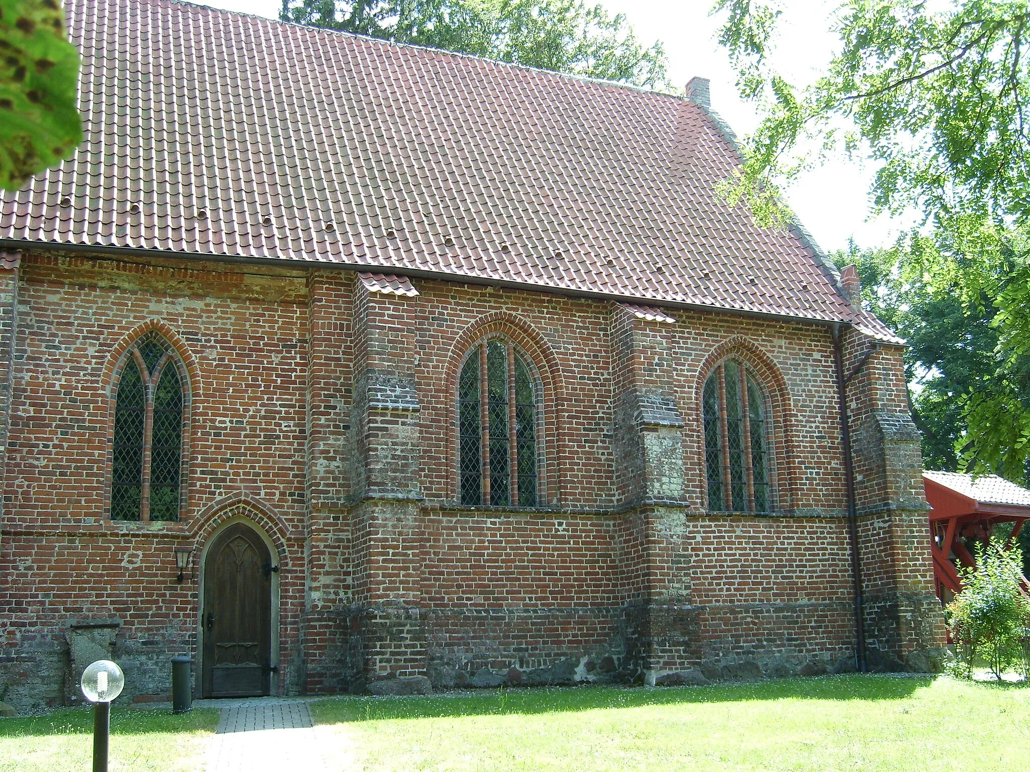 Photo showing: Kirche Weitenhagen, westliche Nordseite
