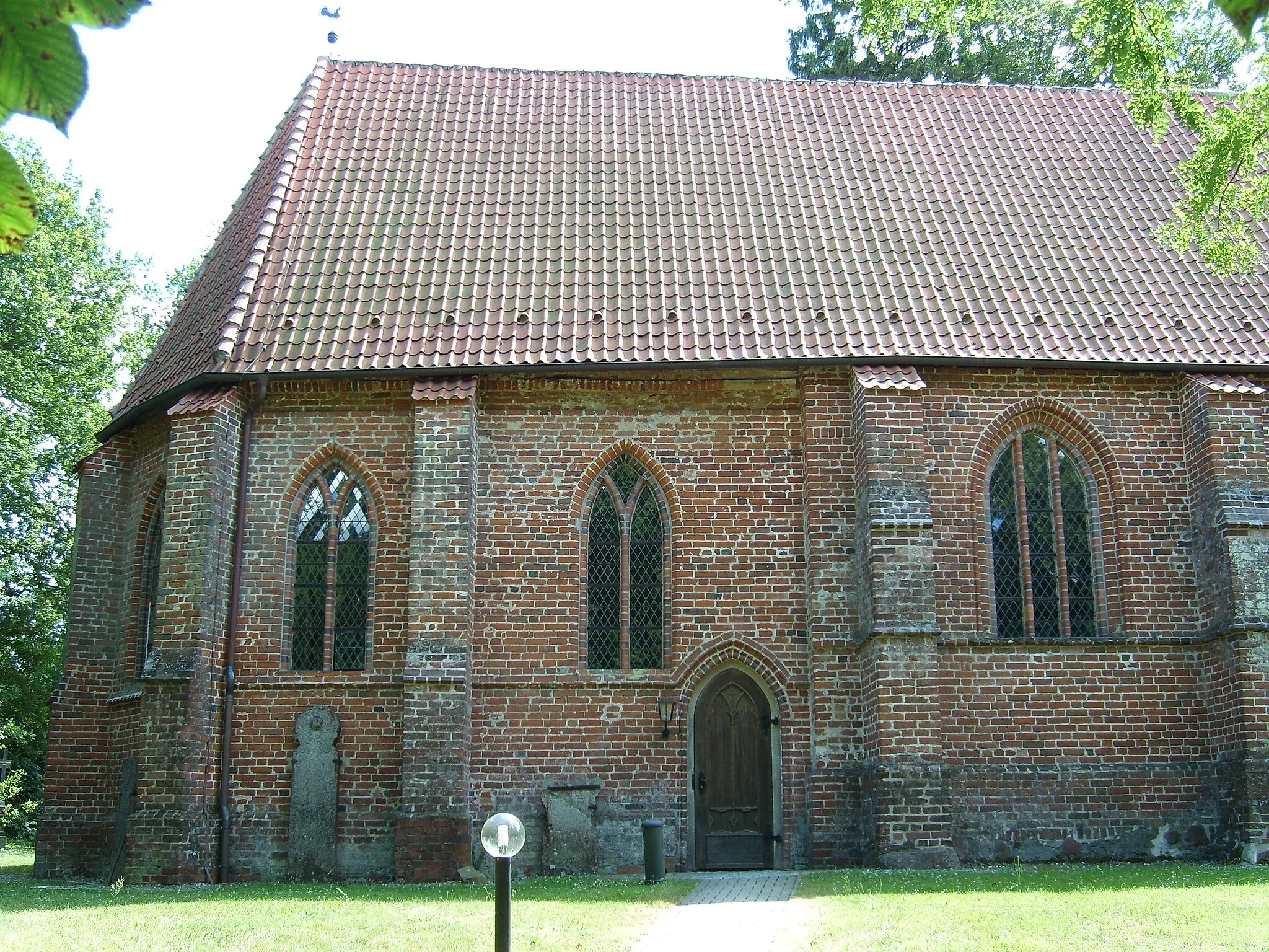 Photo showing: Kirche Weitenhagen, östliche Nordseite