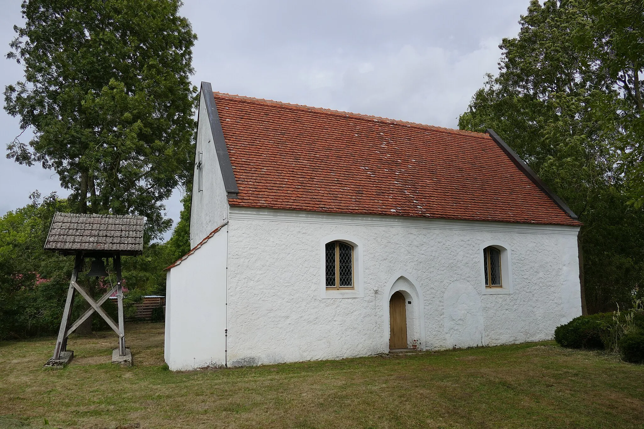 Photo showing: Kirche in Gnevkow, Südseite mit Glockenstuhl