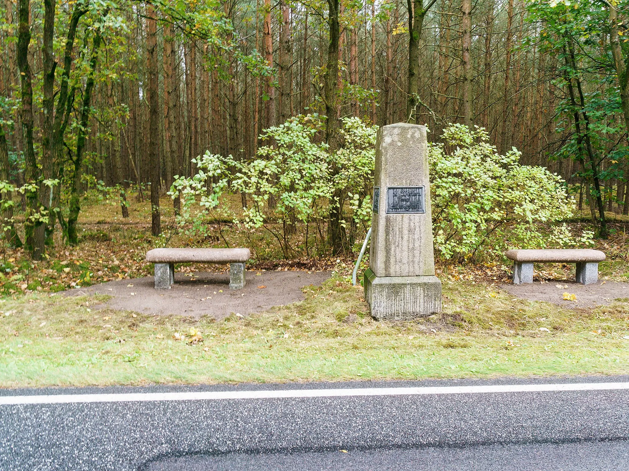 Photo showing: Mecklenburg-Schweriner Ganzmeilenobelisk an der B 5 bei Groß Krams / Bresegard bei Picher.