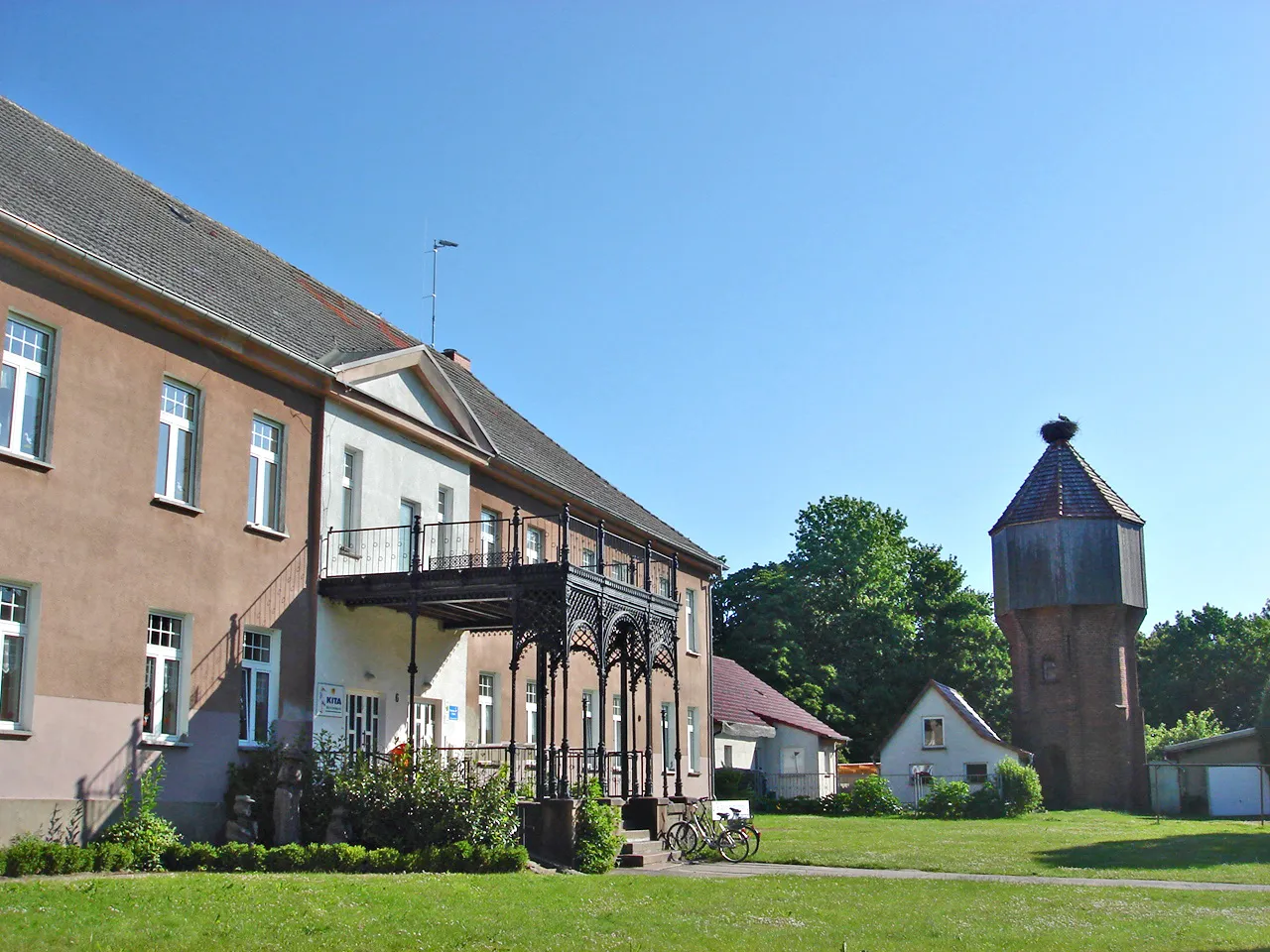 Photo showing: Herrenhaus von Brunn (Mecklenburg) bei Altentreptow, Landkreis Mecklenburgische Seenplatte, Mecklenburg-Vorpommern.
Es wurde um 1800 im klassizistischen Stil errichtet. Von seiner Ursprungsgestalt kündet nicht mehr viel, außer dem gusseisernen Altan des Portals. Sonstige Fassadendetails wie Gesimsbänder und die alten Fenster wurden zu DDR-Zeiten entfernt. Heute beherbergt das Gutshaus  altersgerechte Wohnungen, einen Kindergarten und einen Hort.

(s. gutshaeuser.de)