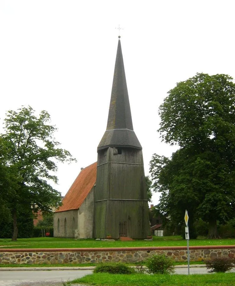 Photo showing: Die Dorfkirche in Siedenbollentin bei Altentreptow (Vorpommern, Landkreis Mecklenburgische Seenplatte).