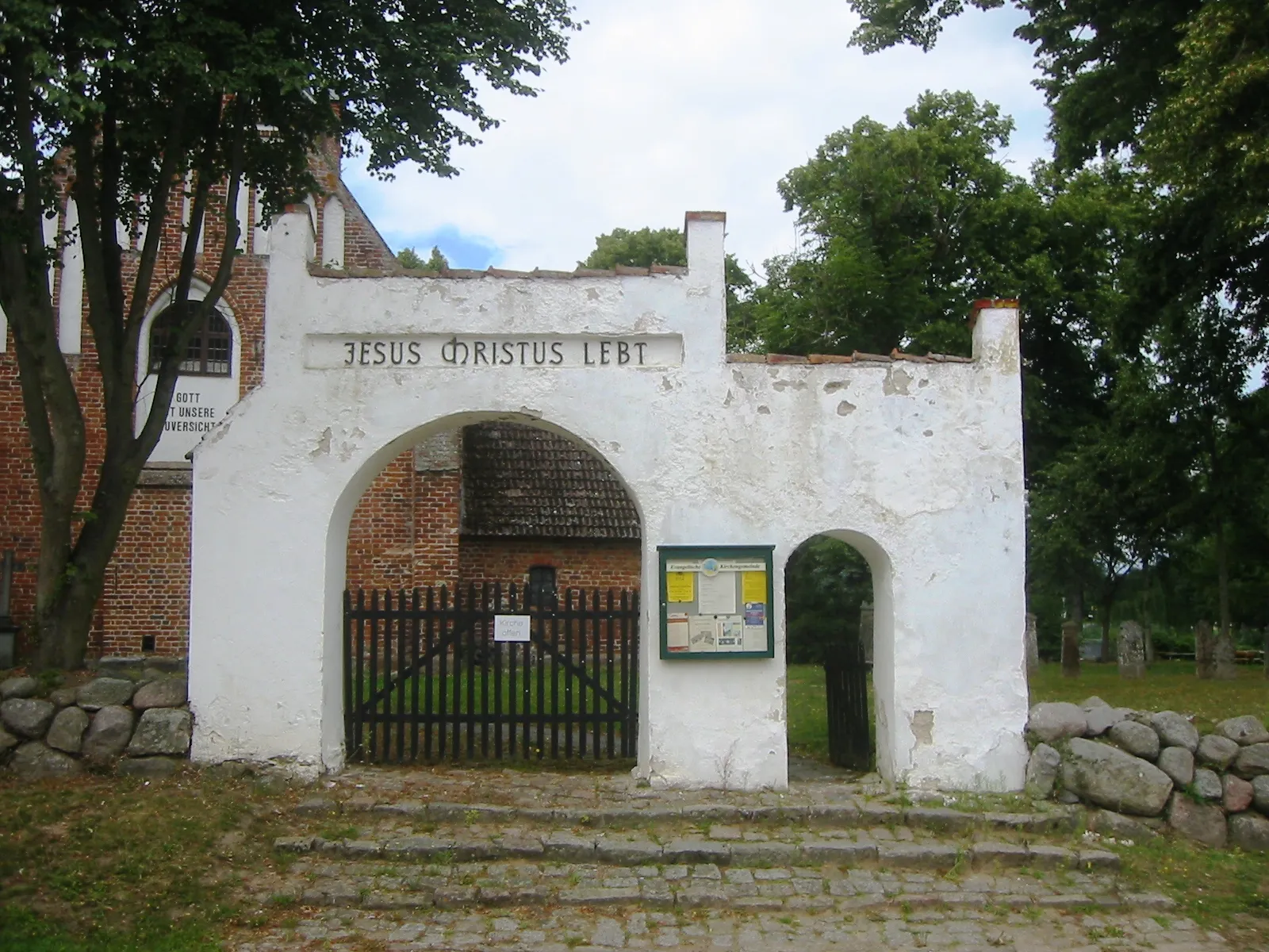 Photo showing: Denkmalgeschütztes Friedhofsportal an der Dorfstraße am Eingang zur Dorfkirche in Kemnitz (bei Greifswald, Mecklenburg-Vorpommern)