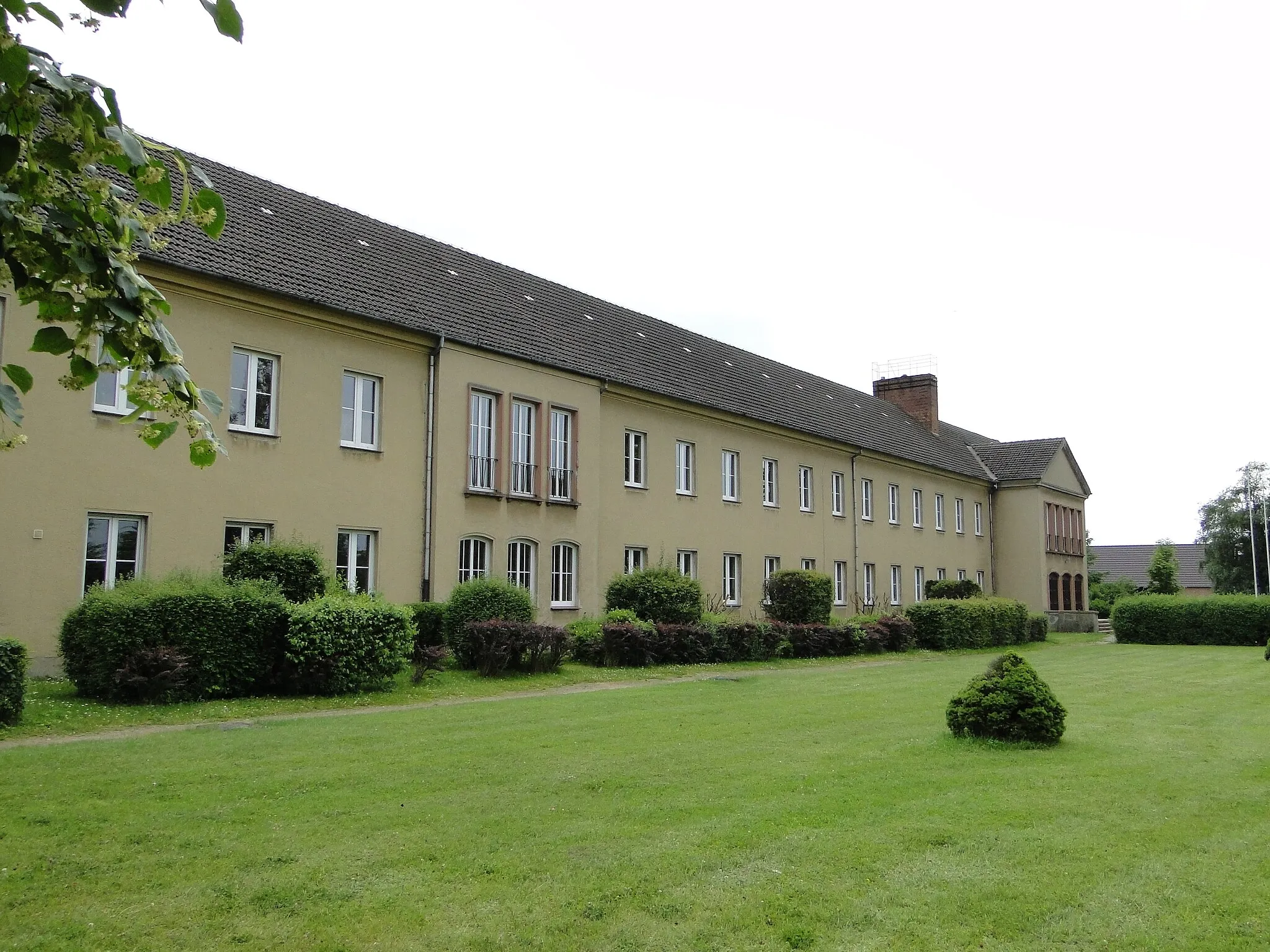Photo showing: School in Domsühl, district Ludwigslust-Parchim, Mecklenburg-Vorpommern, Germany