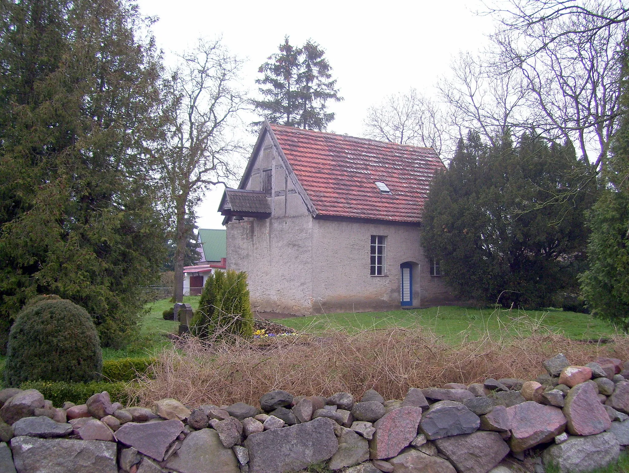 Photo showing: Dorfanger von Gnevezin, Gemeinde Bargischow im Landkreis Vorpommern-Greifswald in Mecklenburg-Vorpommern