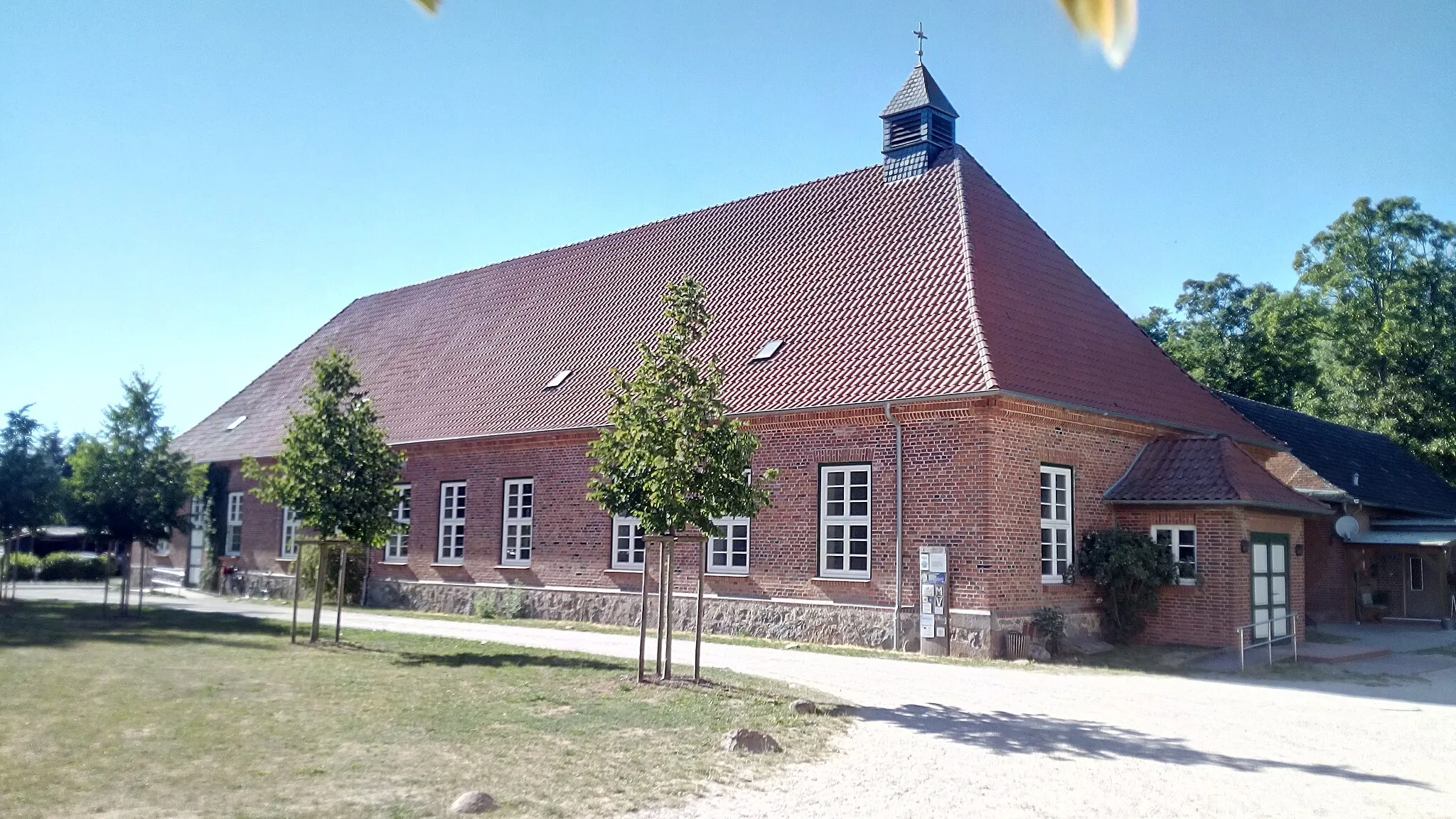 Photo showing: Östlicher Teil eines ehemaligen Pferdestalls, der seit 1949 als römisch-katholische Kapelle "St. Josef" in Dreilützow genutzt wird.