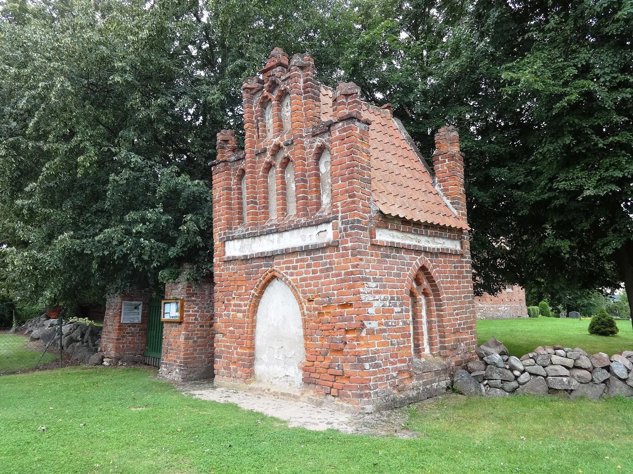 Photo showing: Wallfahrtskapelle neben der Kirche in Levenhagen. Sie gilt mit vier Quadratmetern Grundfläche als die kleinste noch erhaltene Wallfahrtskapelle in Nordeuropa.