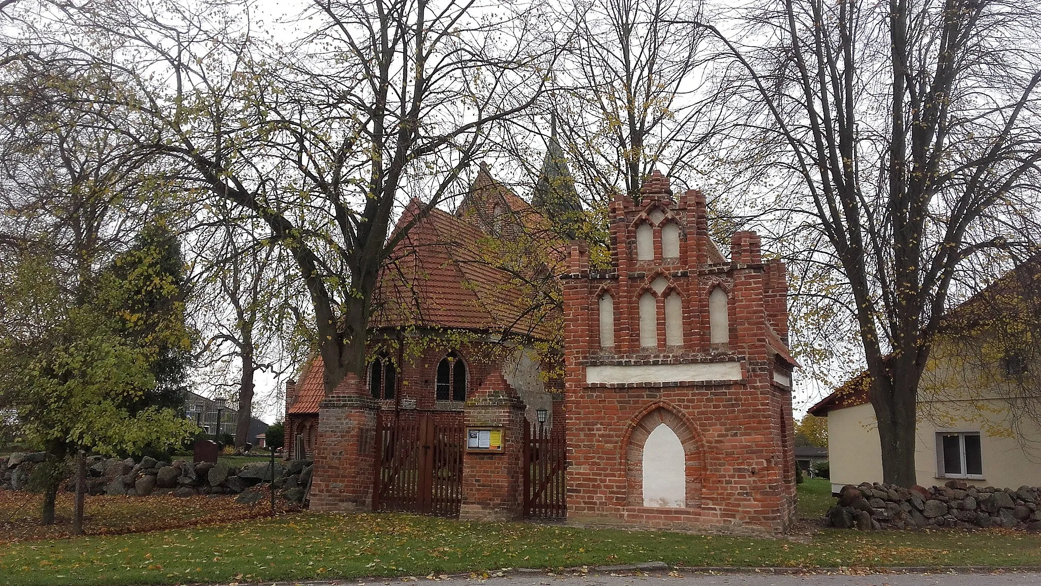 Photo showing: Vista exterior de l'església de Levenhagen des de la carretera, Pomerània.
