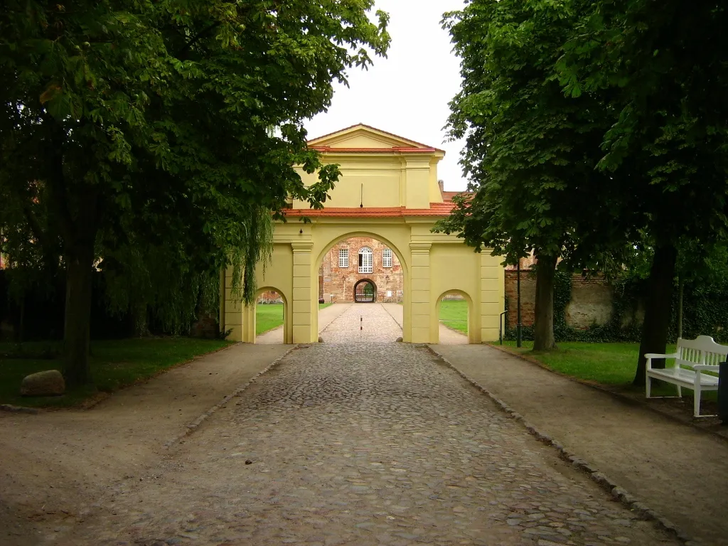 Photo showing: Das Gelbe Tor zum Schloss und Kloster in Dargun (Mecklenburg, Landkreis Nordvommern).