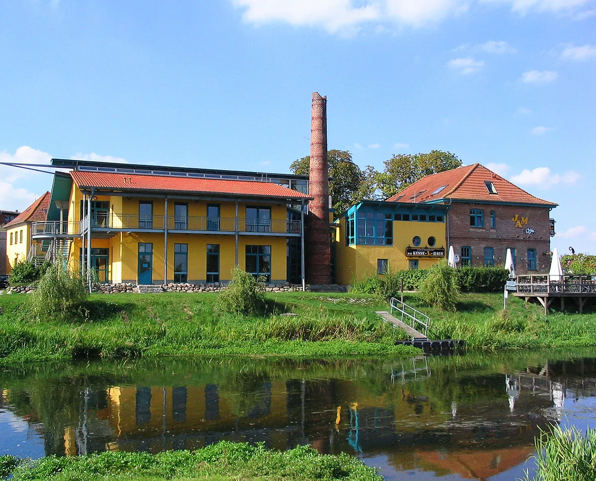 Photo showing: Jugendhaus Alte Molkerei - JAM - in Bad Sülze, im Vordergrund die Recknitz