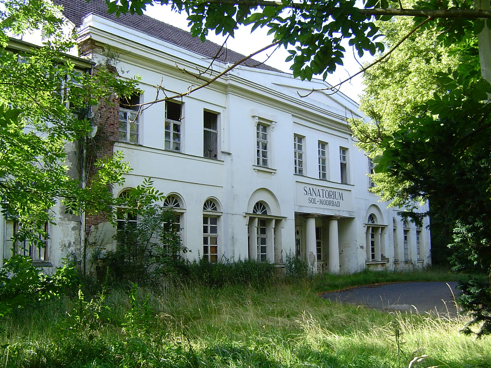 Photo showing: ehem. Kurhaus des Sanatoriums Bad Sülze
Sol- und Moorbad

Gebäude gegenüber dem Haupteingang