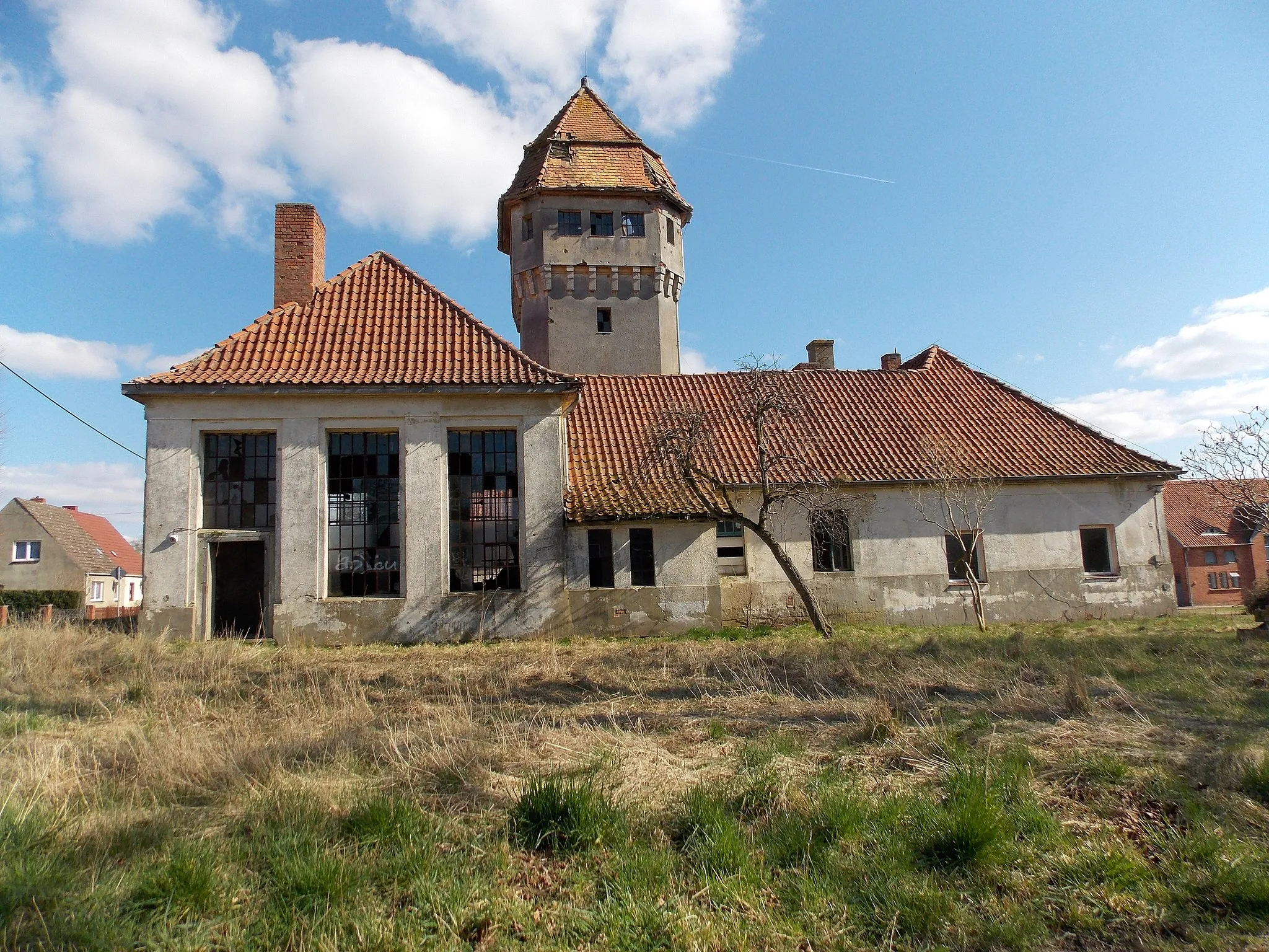 Photo showing: Gut Düssin Wasserturm und Maschinenhaus