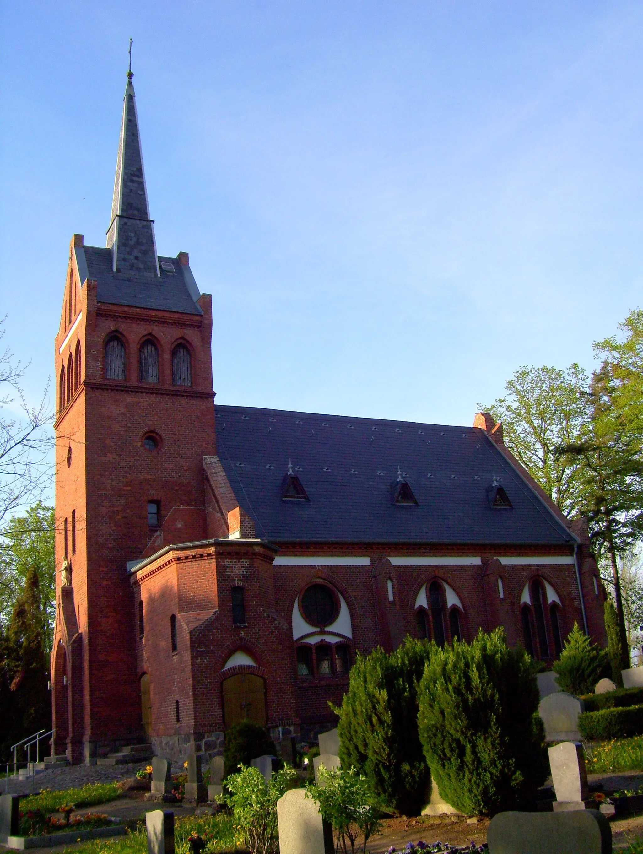 Photo showing: Südseite der Kirche in Ganschendorf, Gemeinde Sarow, Landkreis Demmin